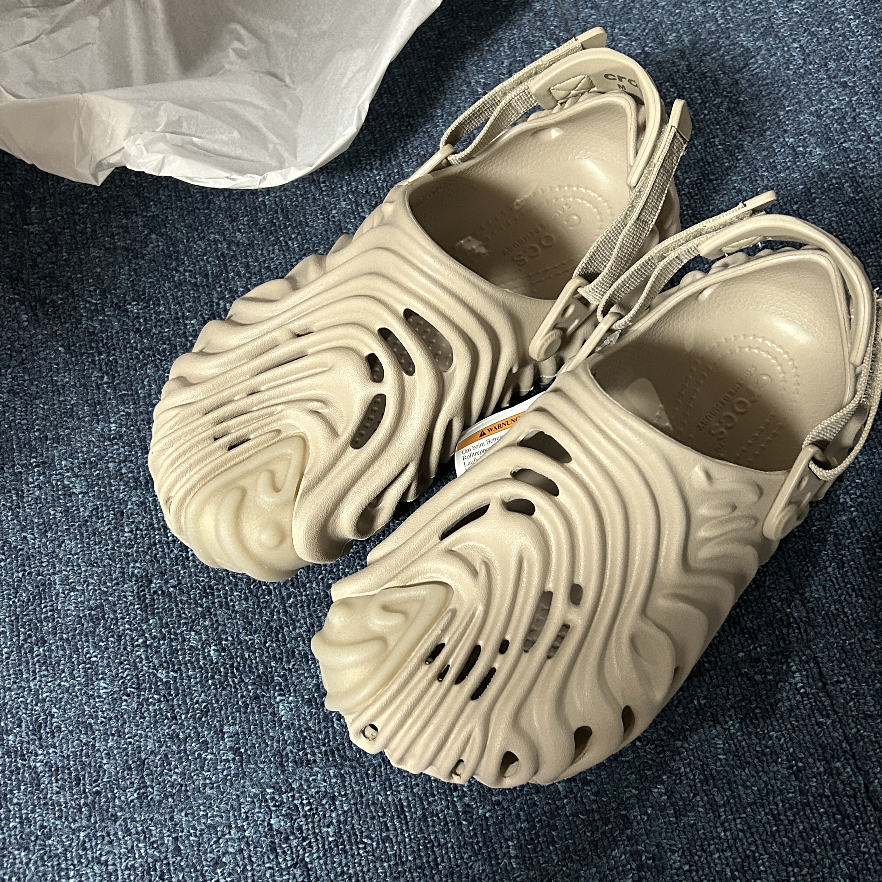 Crocs x Salehe Bembury Pollex Clog Horchata 착용 스타일 - 2