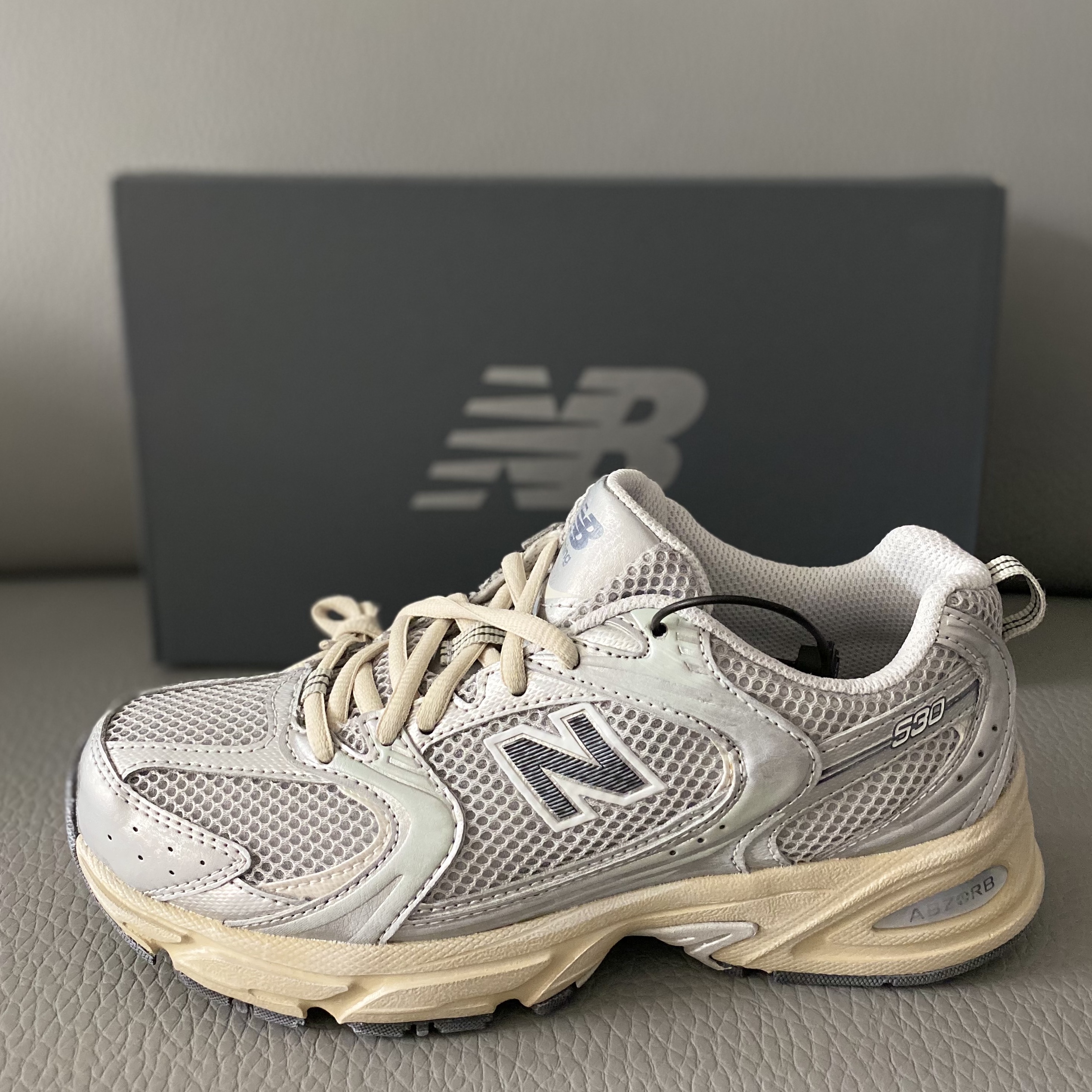 New Balance 530 Vintage Metallic Silver 착용 스타일