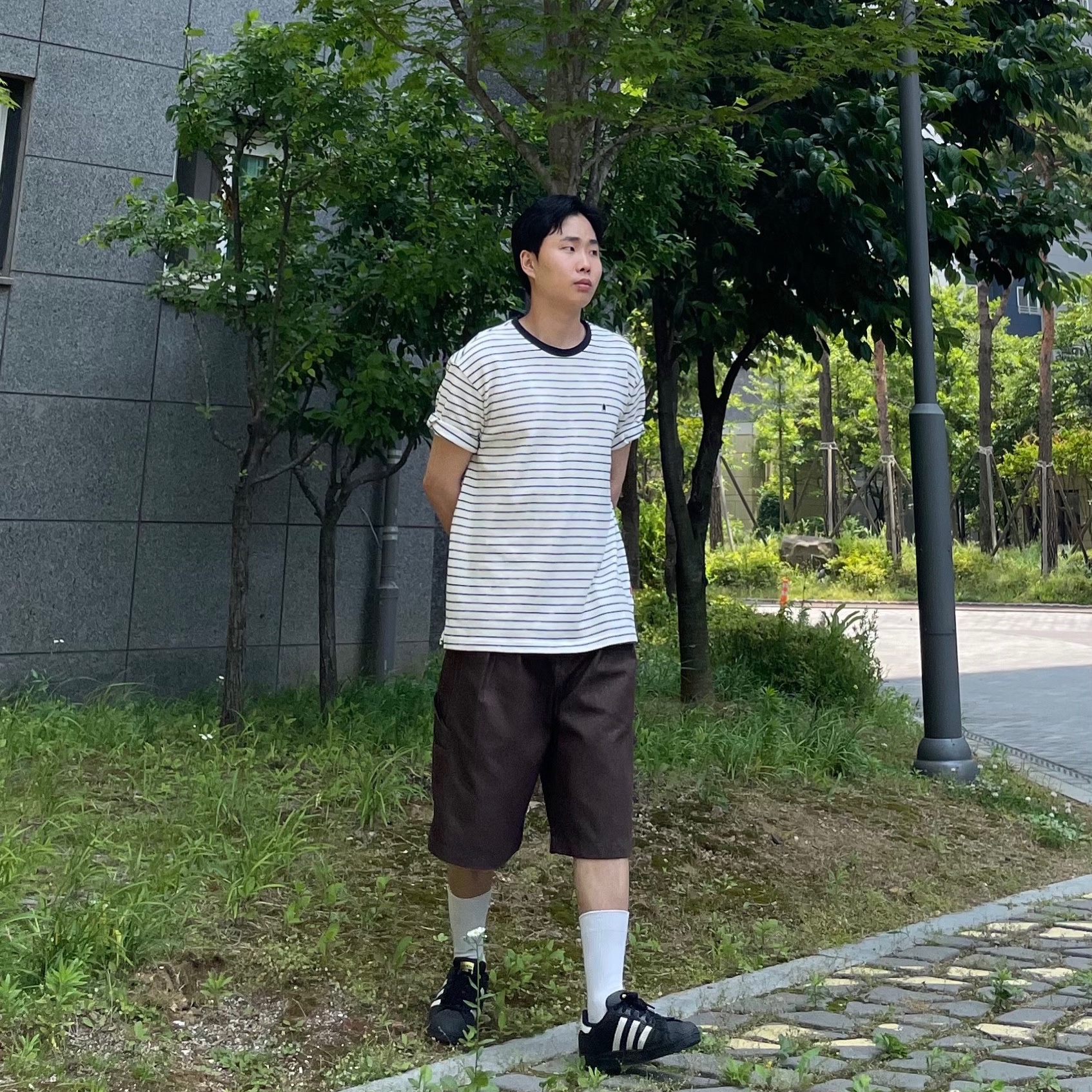 Adidas Superstar Core Black White 착용 스타일 - 3