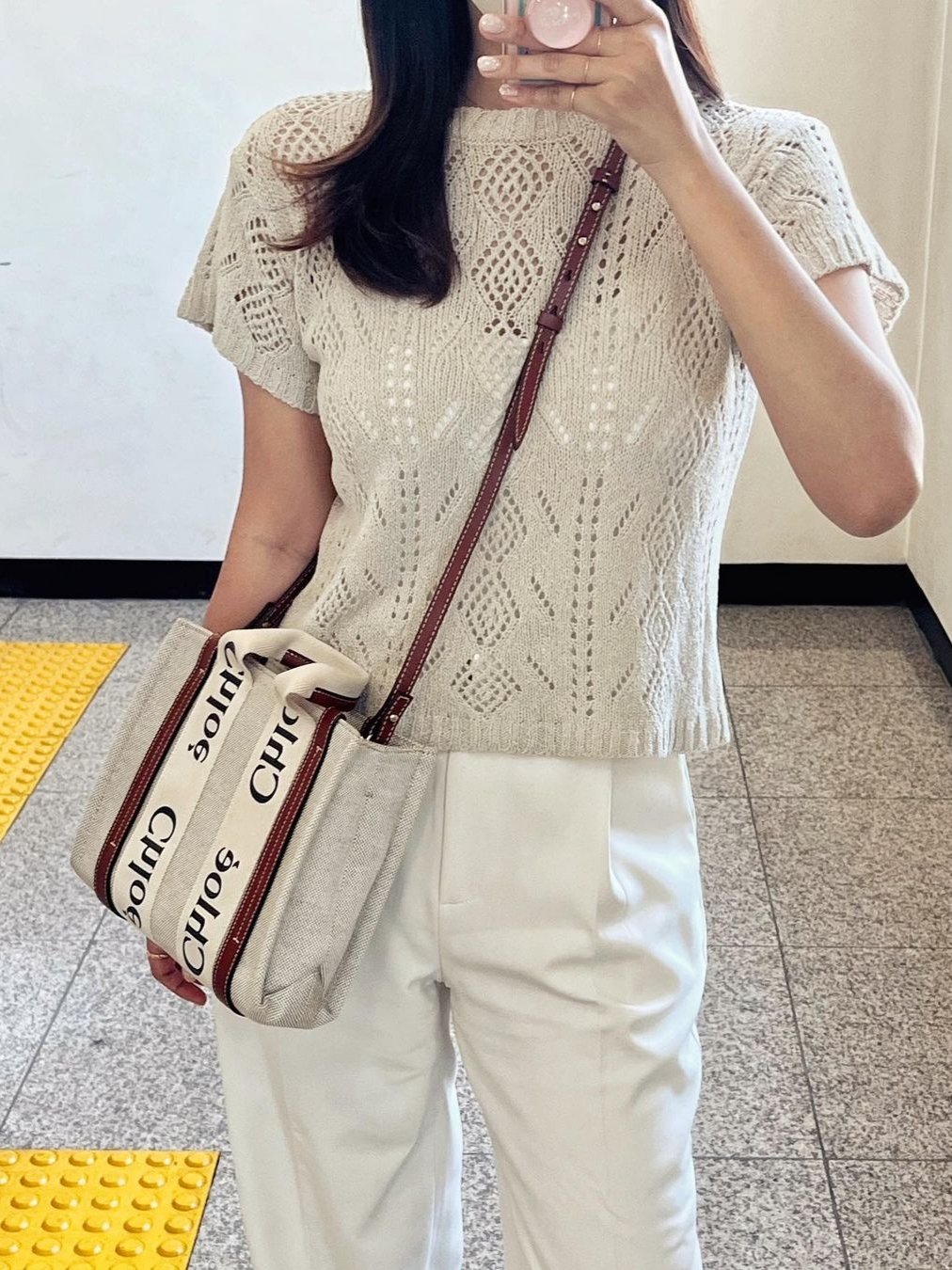 Chloe Woody Small Tote Bag White Brown, Chloe Woody Small Strap Tote Bag Navy 착용 스타일
