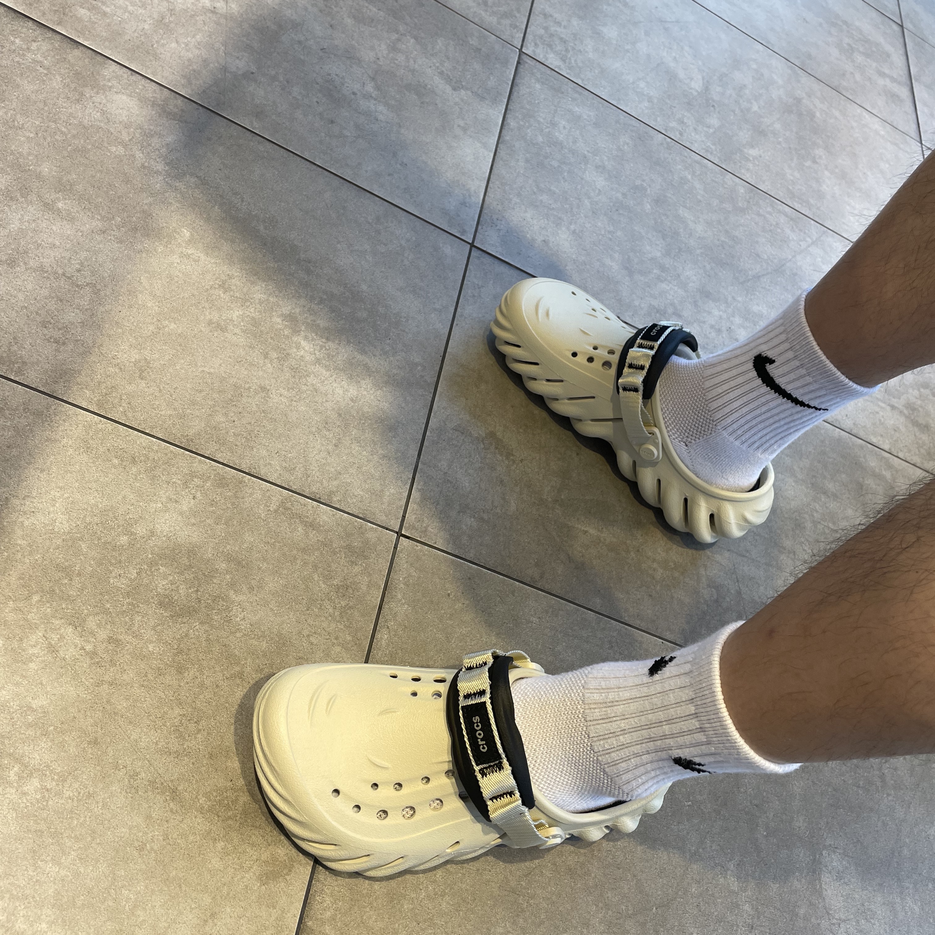 Crocs Echo Clog Bone Black 착용 스타일 - 1