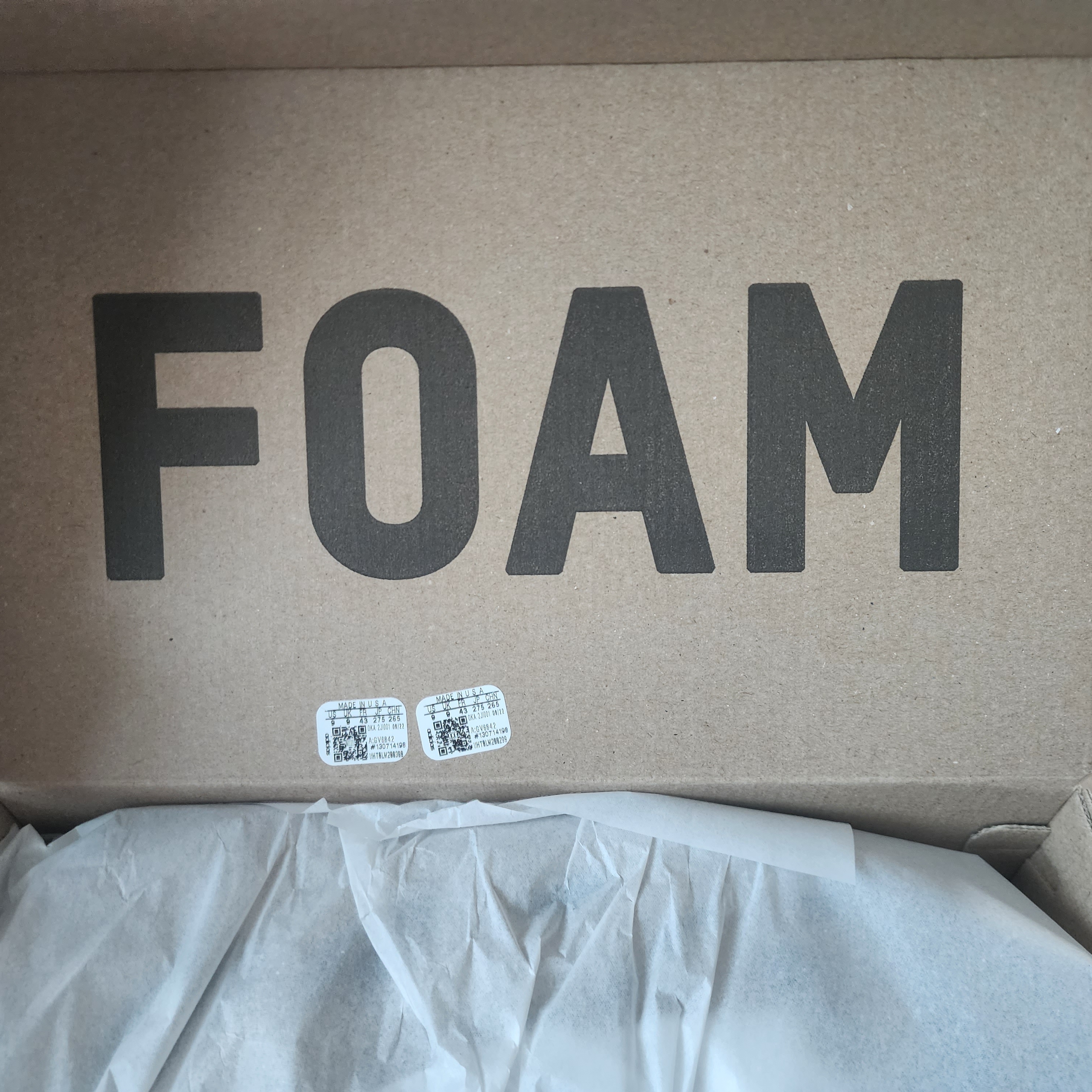 Adidas Yeezy Foam RNNR Clay Taupe 착용 스타일 - 1