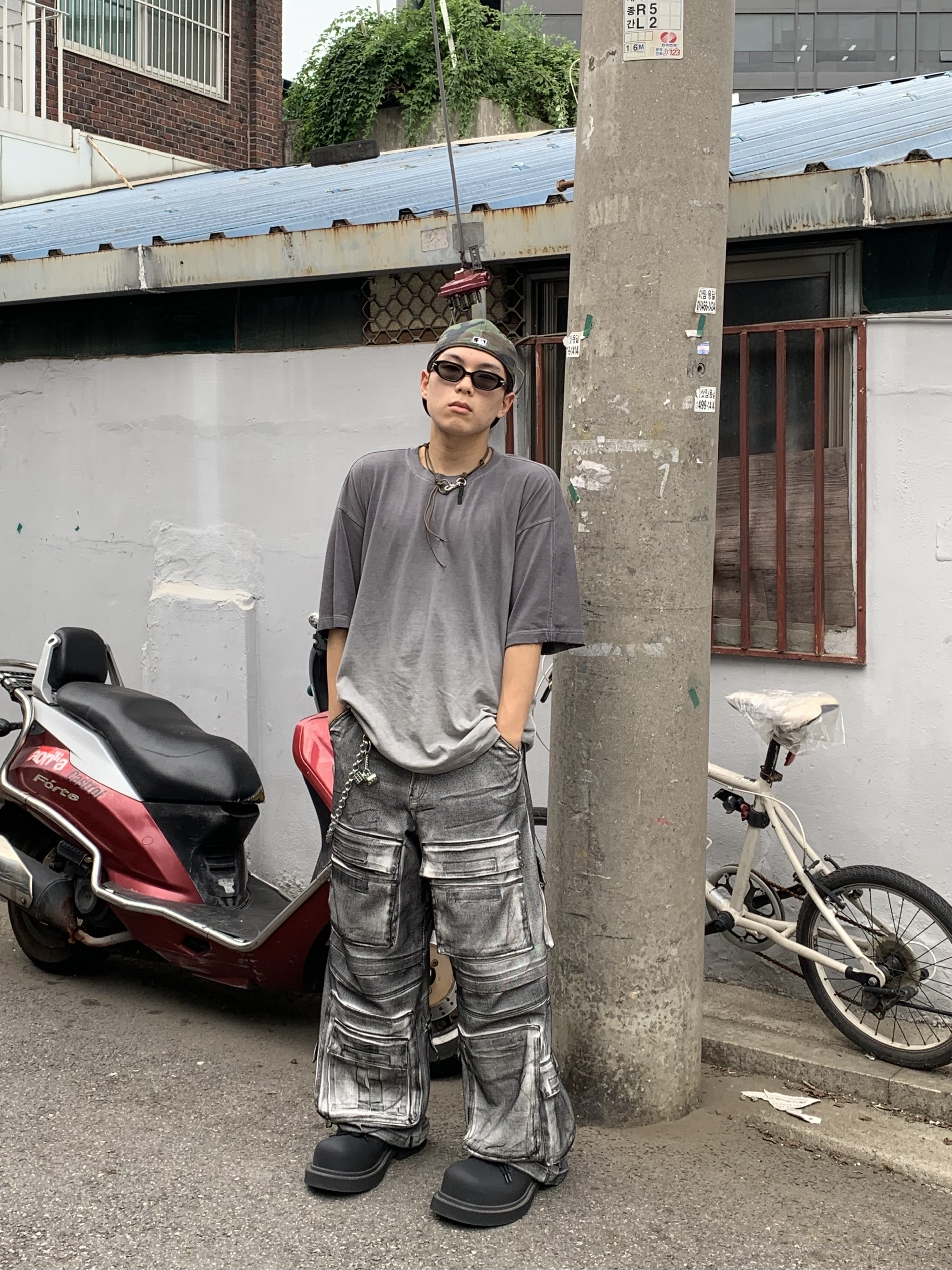 Project G/R Painted Denim Cargo Dirty White, Balenciaga Steroid Derby Black 착용 스타일 - 3