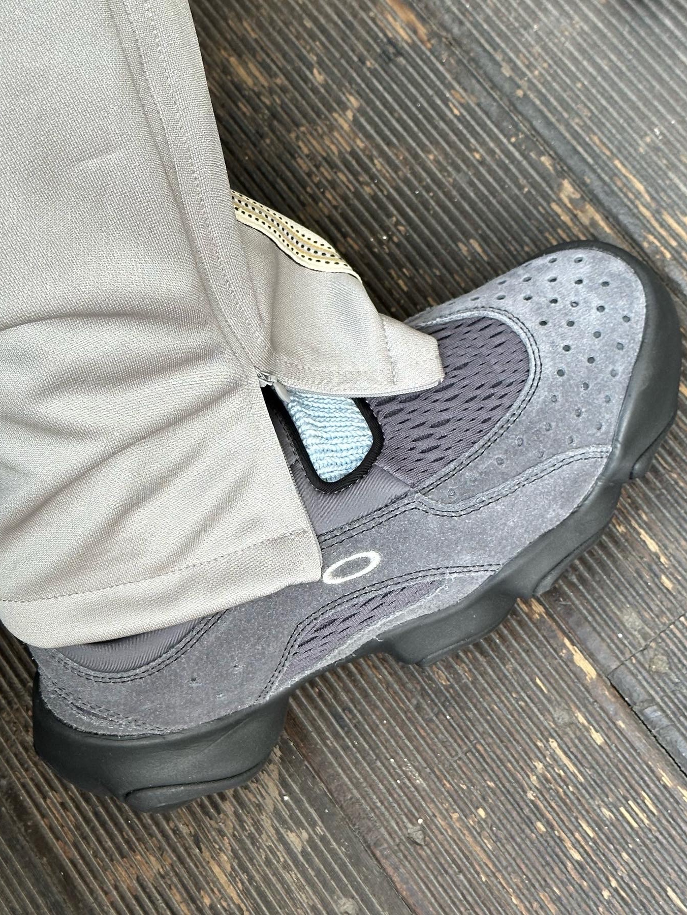 Oakley Factory Team x Brain Dead Flesh Sandal Asphalt 착용 스타일 - 3