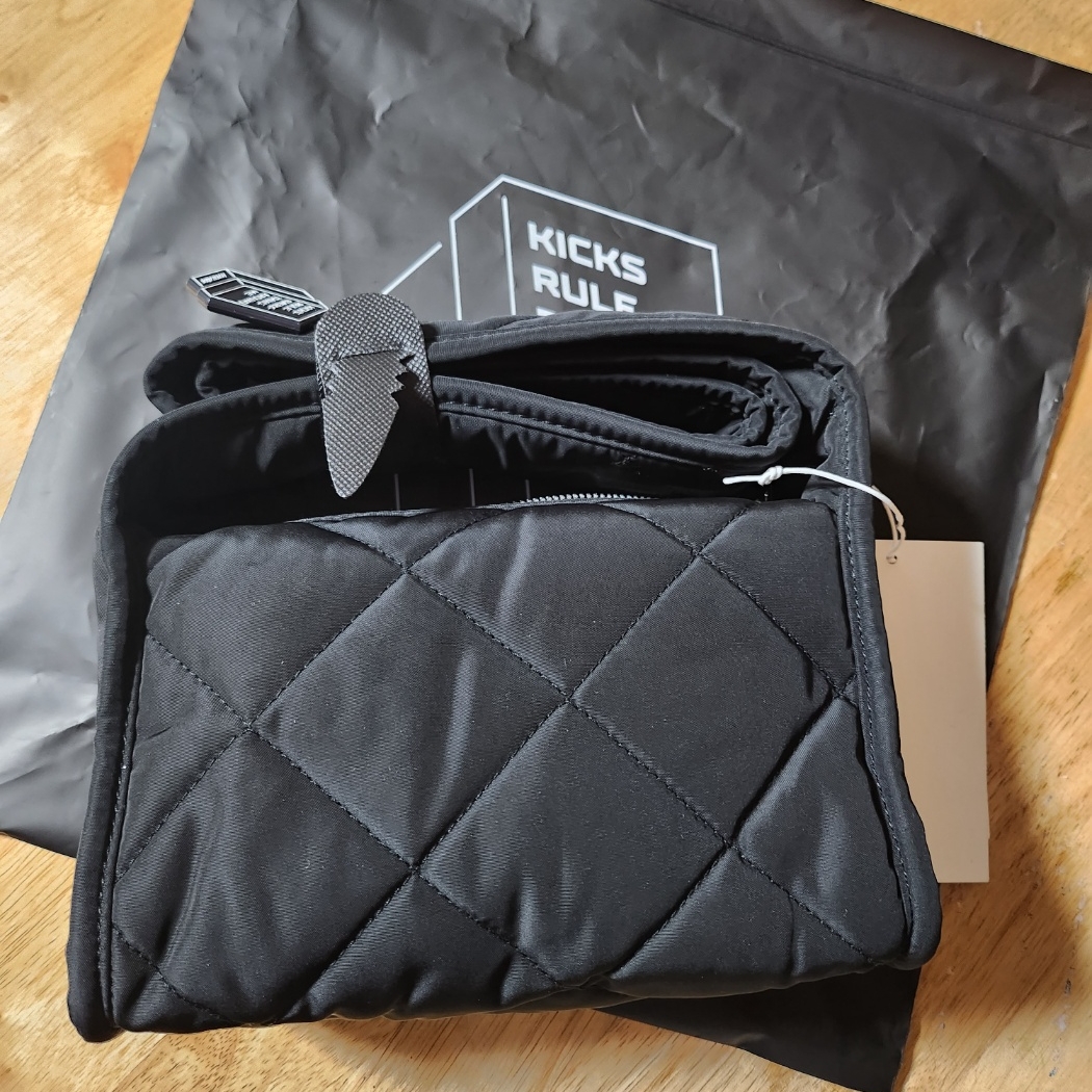 COS Diamond Quilted Mini Crossbody Bag Black 착용 스타일