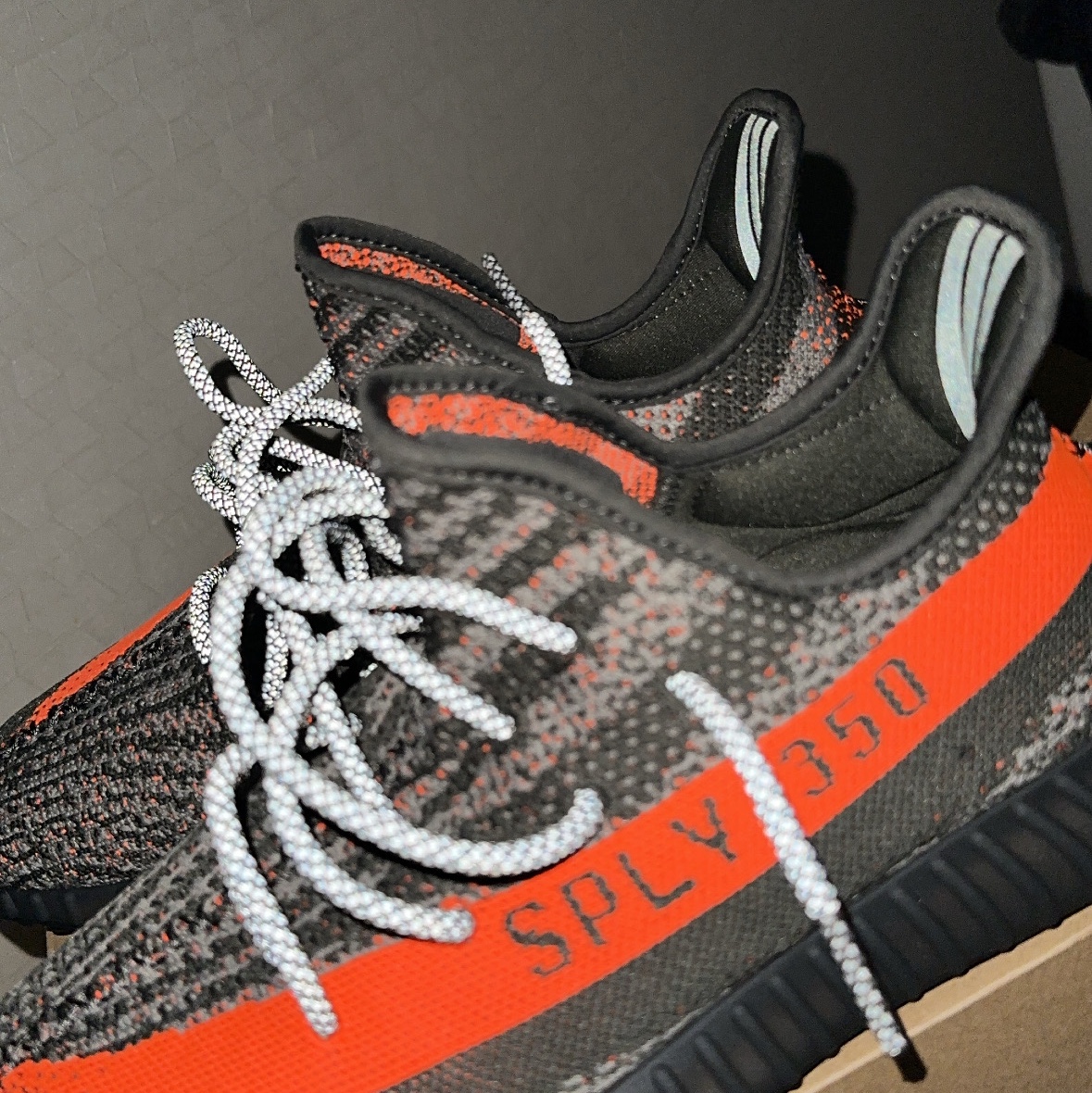 Adidas Yeezy Boost 350 V2 Carbon Beluga 착용 스타일