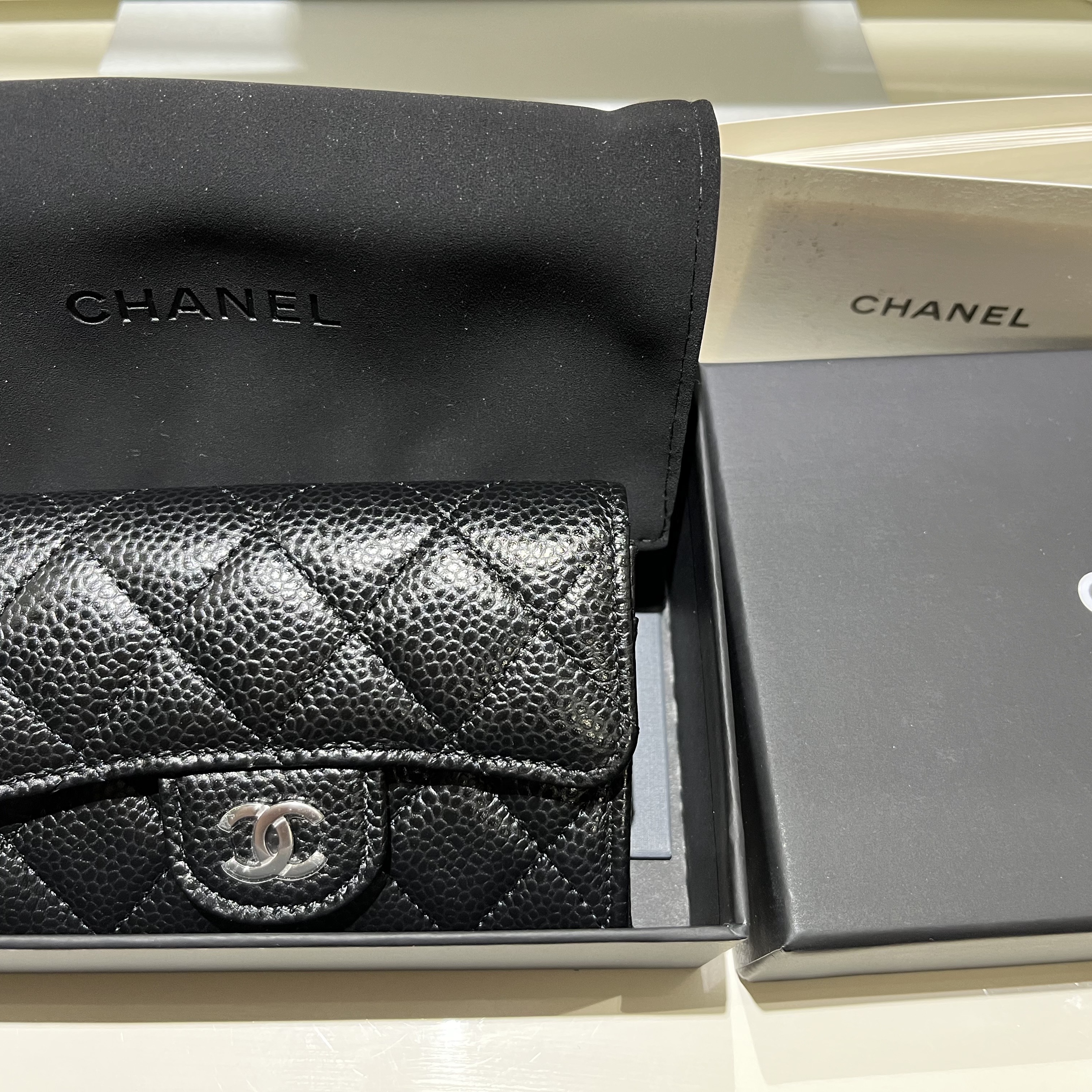 Chanel Classic Card Holder Grained Calfskin & Silver Black 착용 스타일 - 1