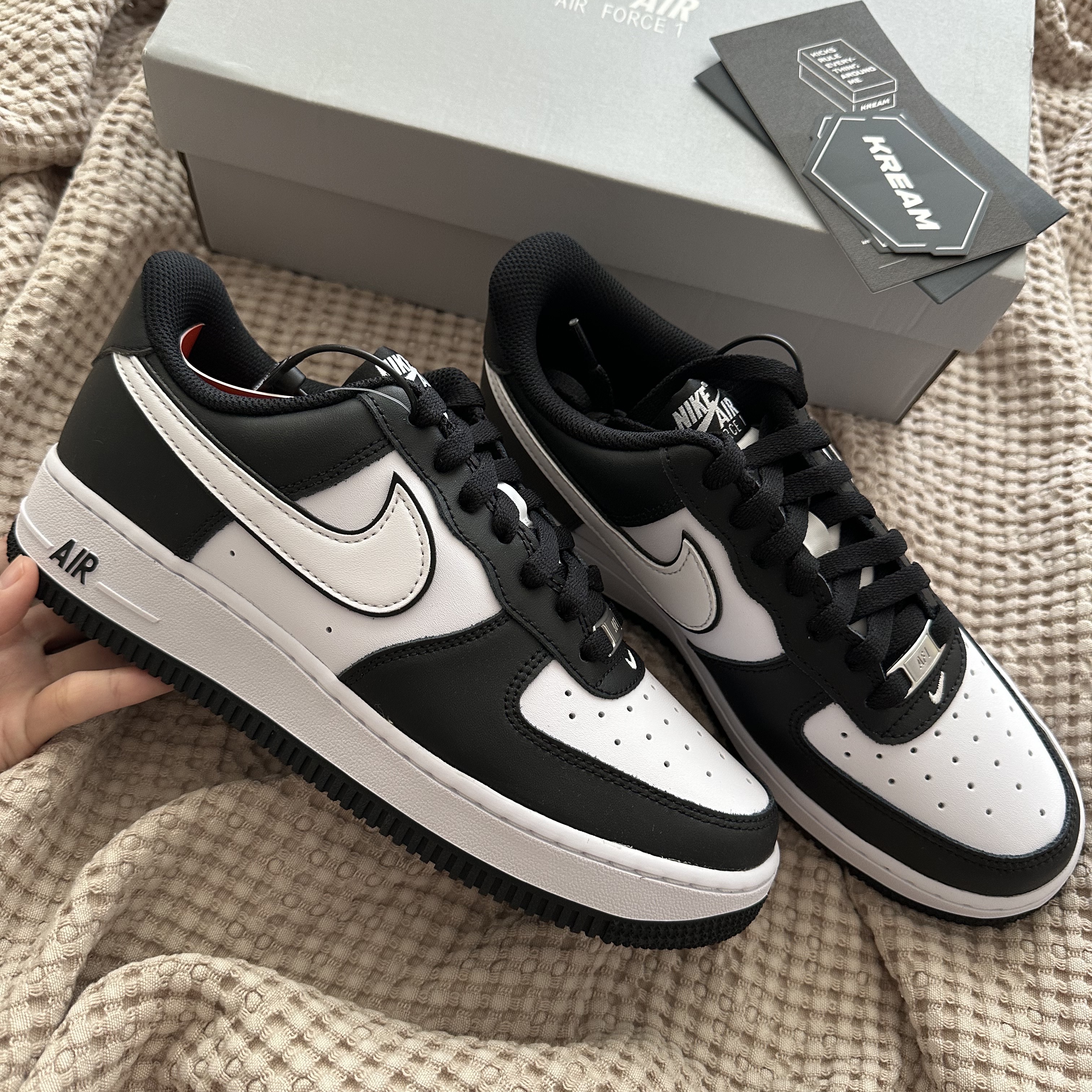 Nike Air Force 1 '07 Black White 착용 스타일 - 1
