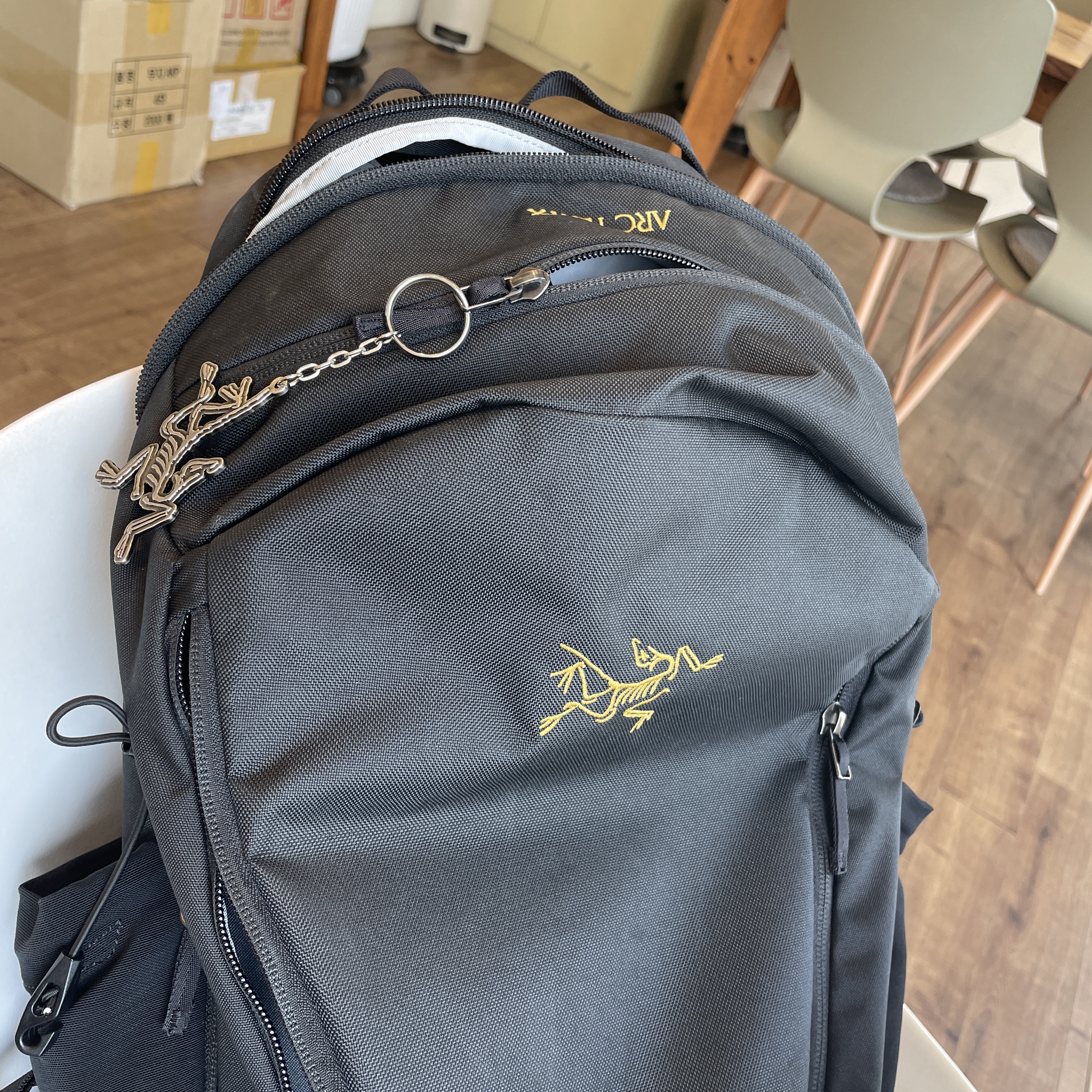 Arc'teryx Keyring Metal 착용 스타일