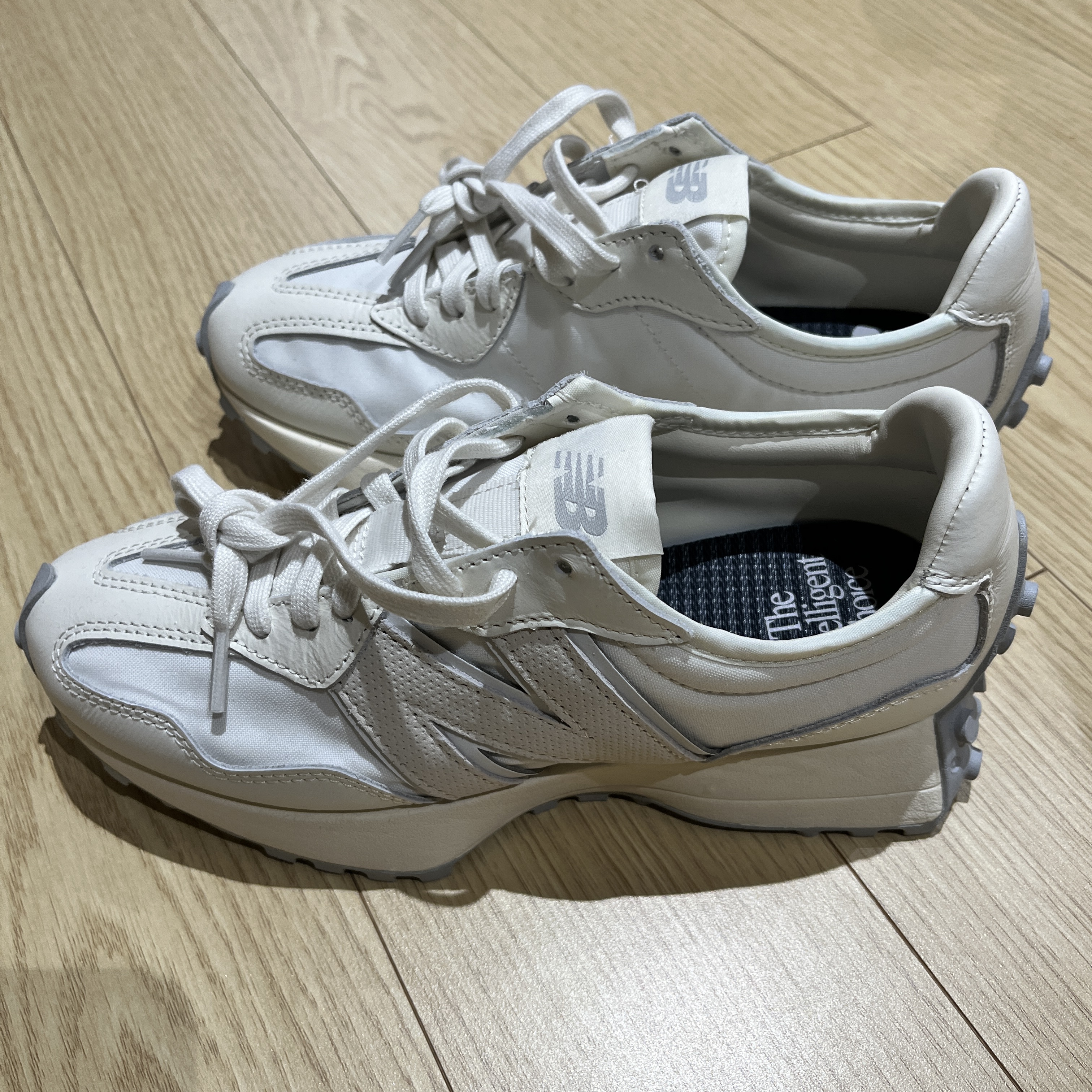 New Balance 327 Shifted White Pack 착용 스타일