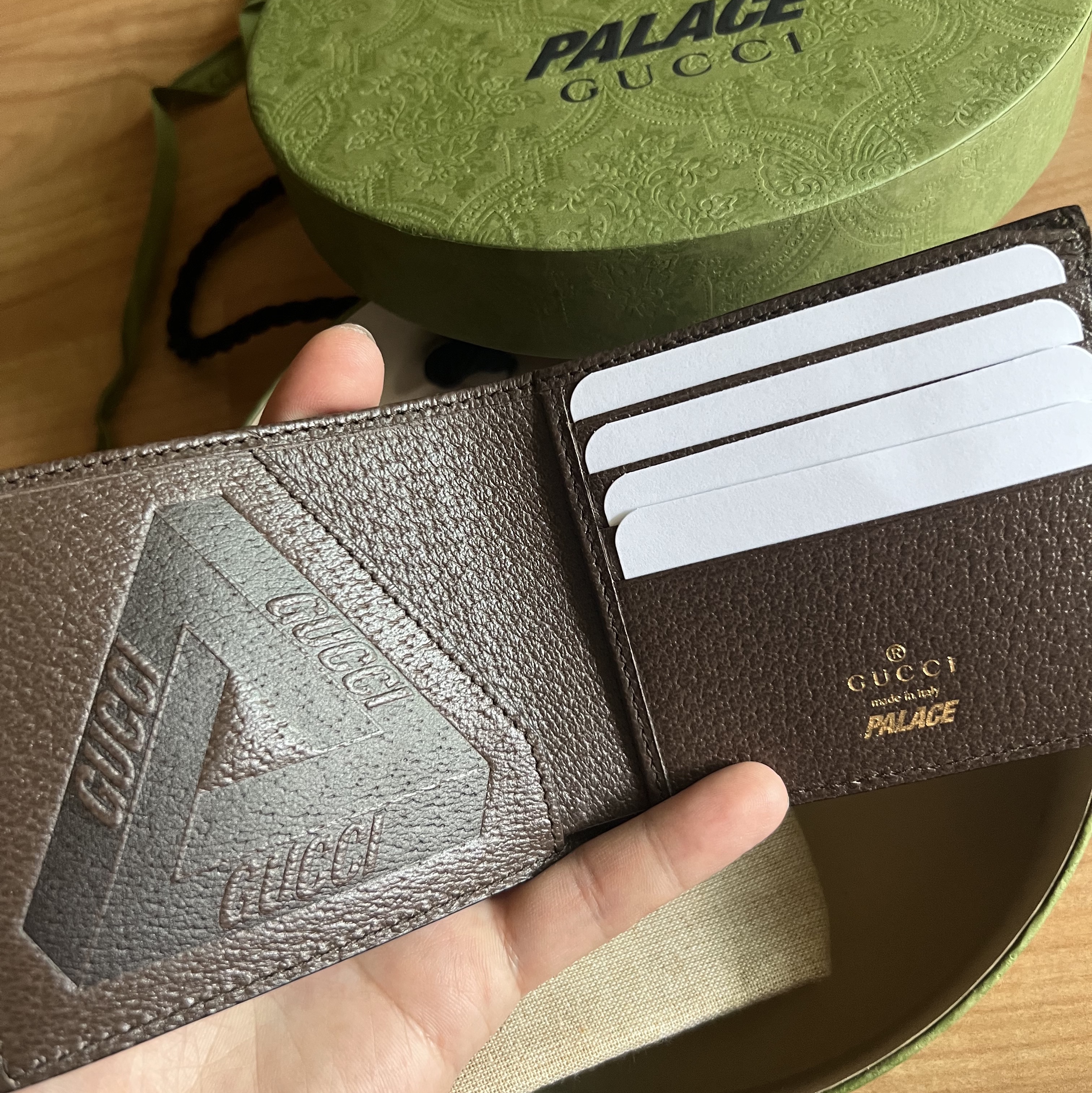 Palace x Gucci GG-P Supreme Bi-Fold Wallet Beige - 22FW 착용 스타일 - 2