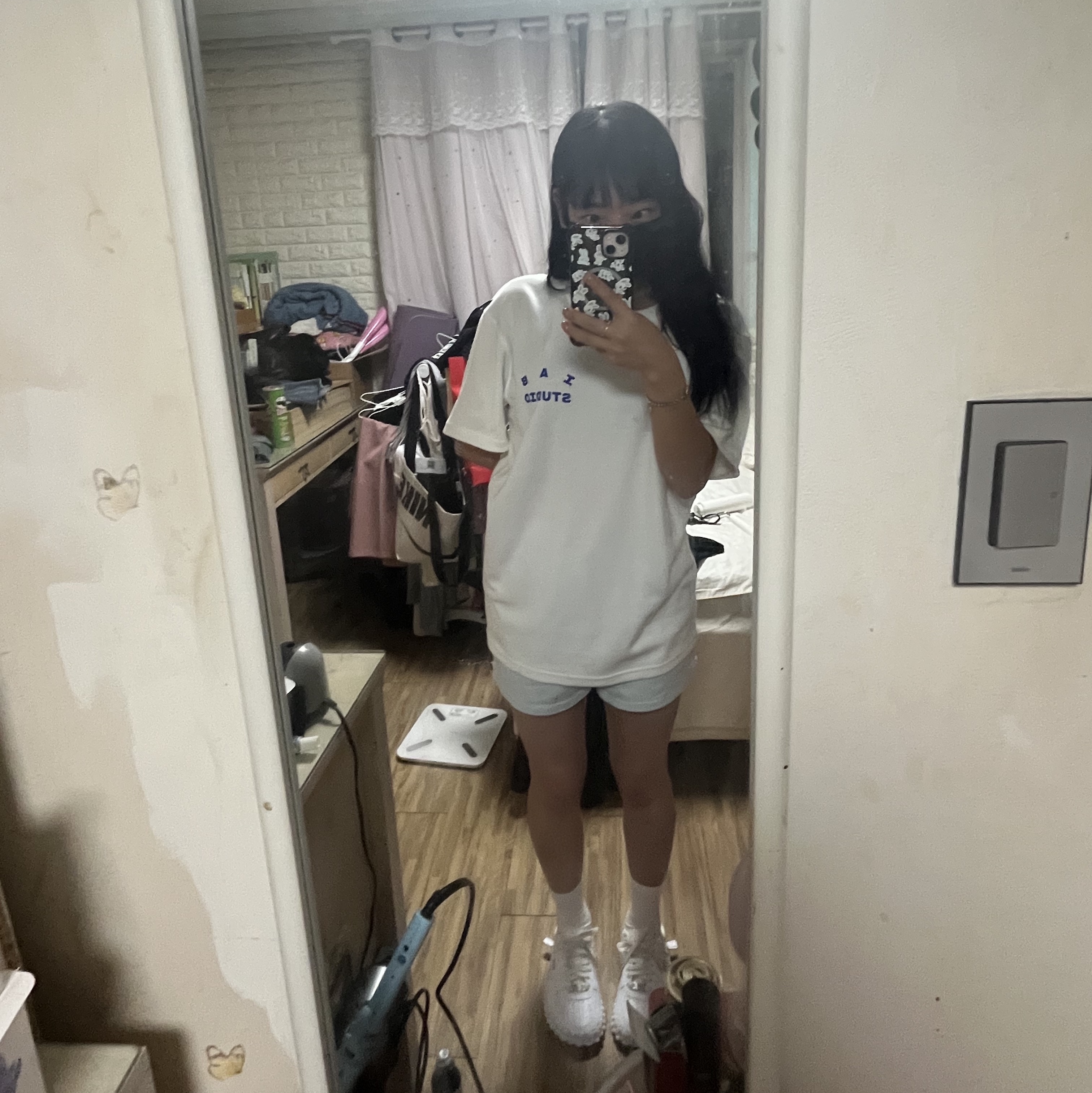 Nike x Jacquemus J Force 1 Low LX SP White, IAB Studio 10th Anniversary T-Shirt White 착용 스타일 - 2