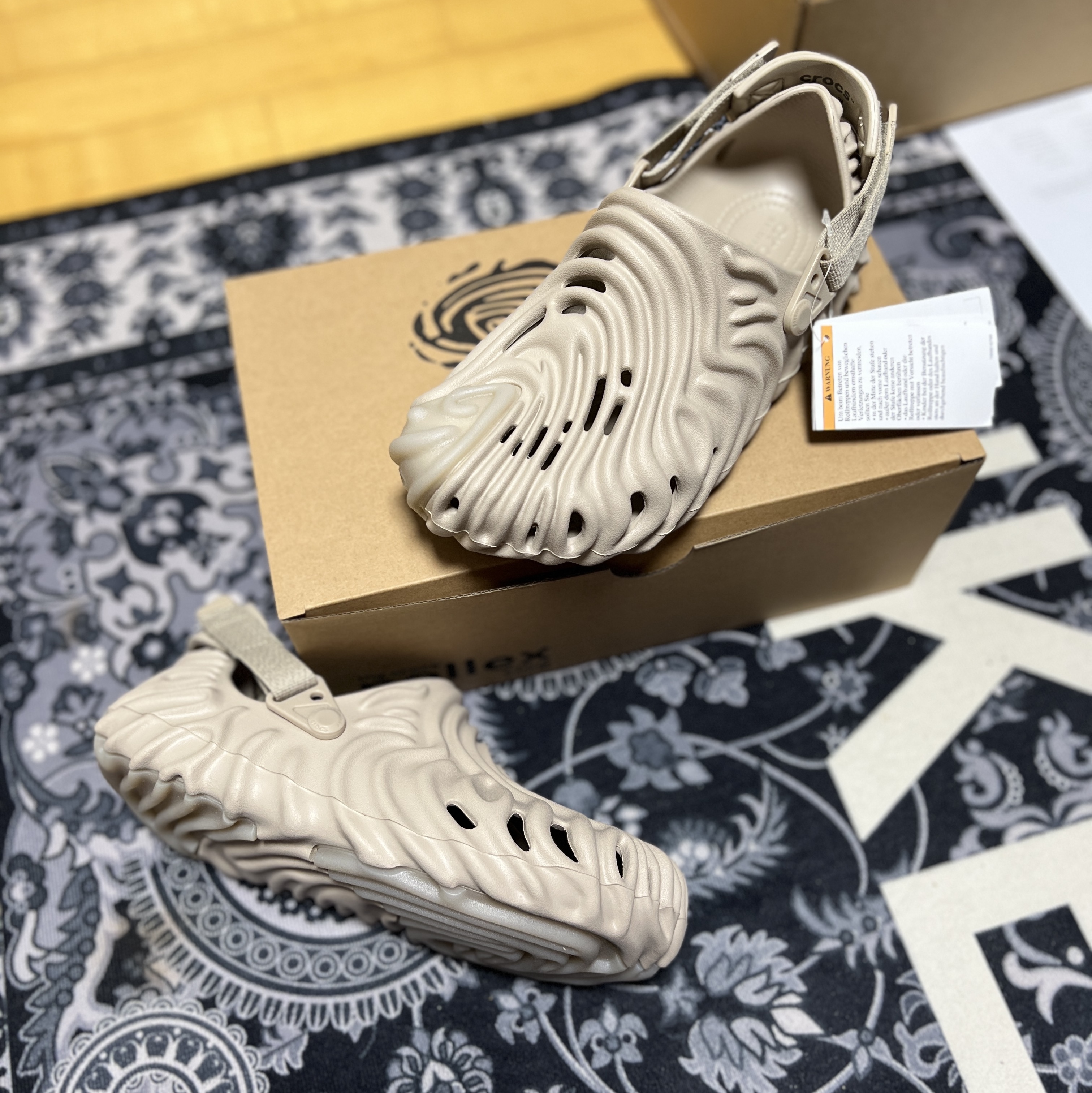 Crocs x Salehe Bembury Pollex Clog Horchata 착용 스타일 - 1