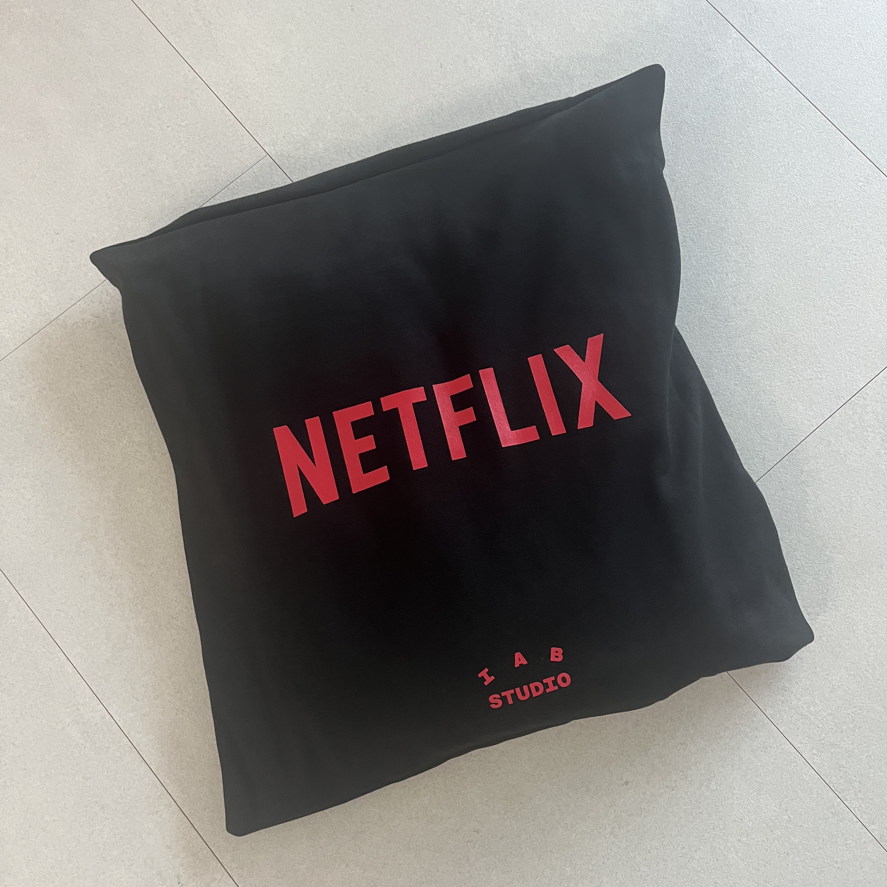 IAB Studio x Netflix Pajama Cushion Cover Set Black 착용 스타일 - 3