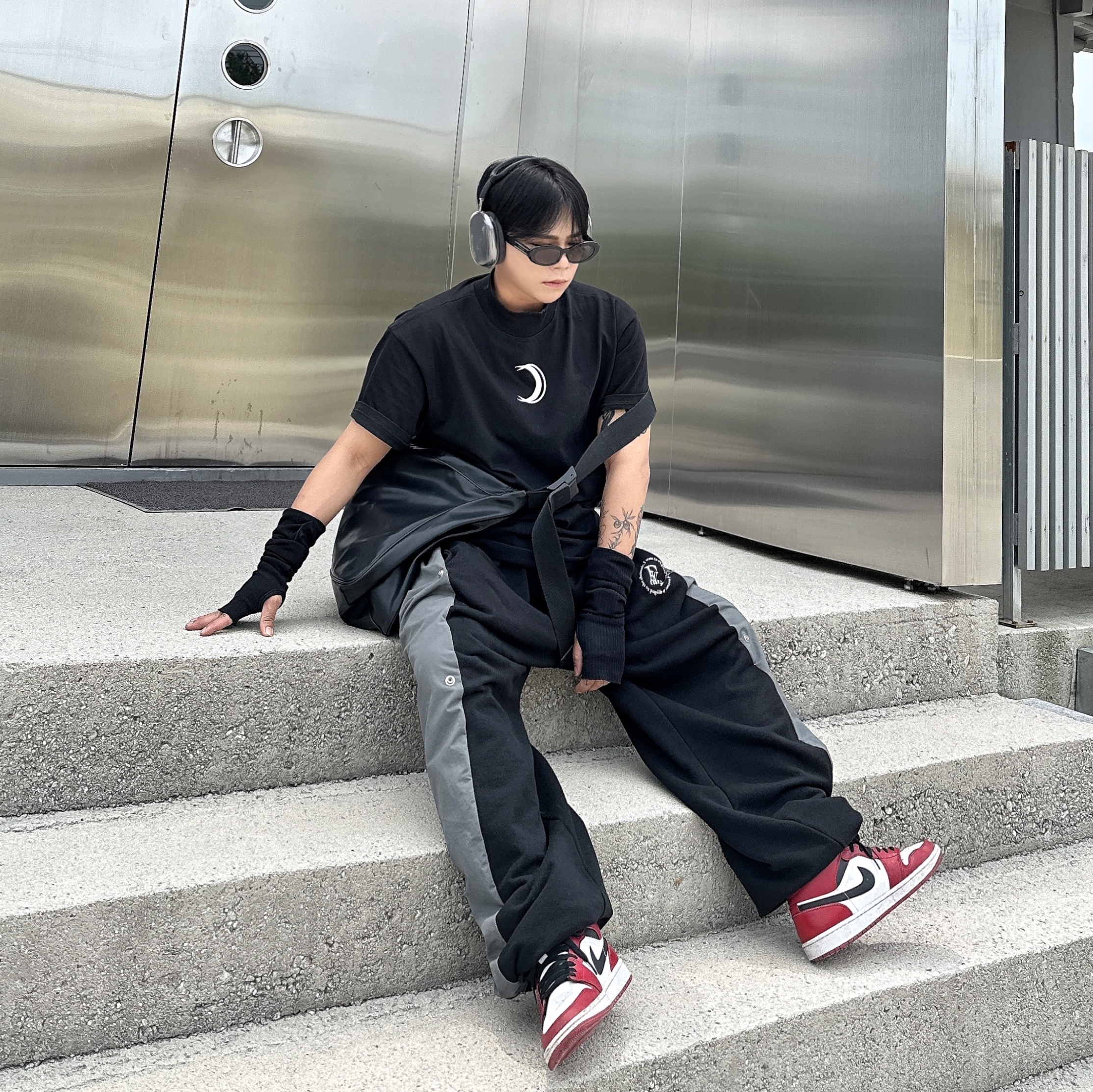 Jordan 1 Mid Chicago 2020, Apple AirPods Max Lightning Space Gray (Korean Ver.) 착용 스타일 - 1
