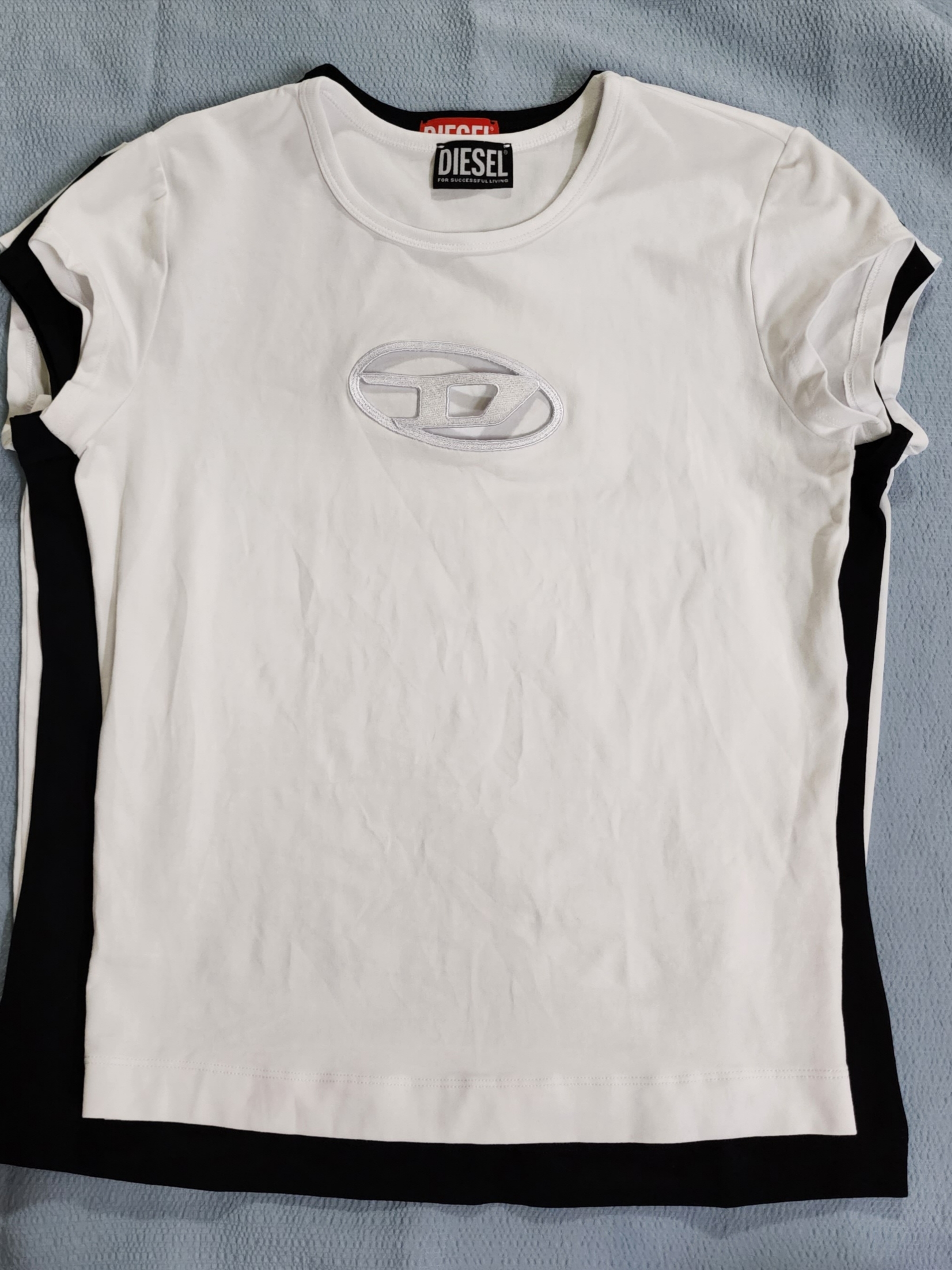 (W) Diesel T-Angie Peekaboo Logo T-Shirt Black, (W) Diesel T-Angie Peekaboo Logo T-Shirt White 착용 스타일 - 2