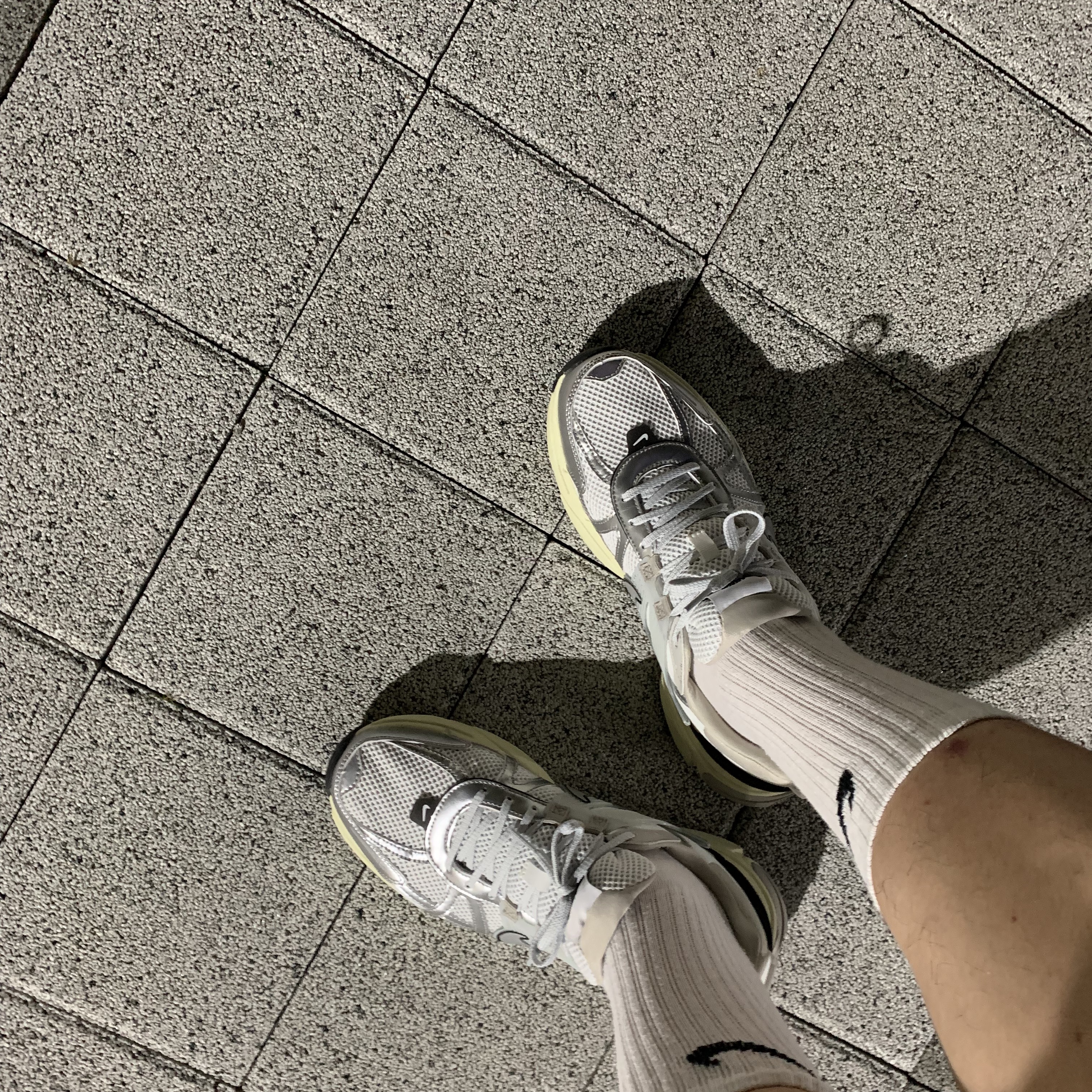 Nike V2K Run Summit White Metallic Silver 착용 스타일 - 2