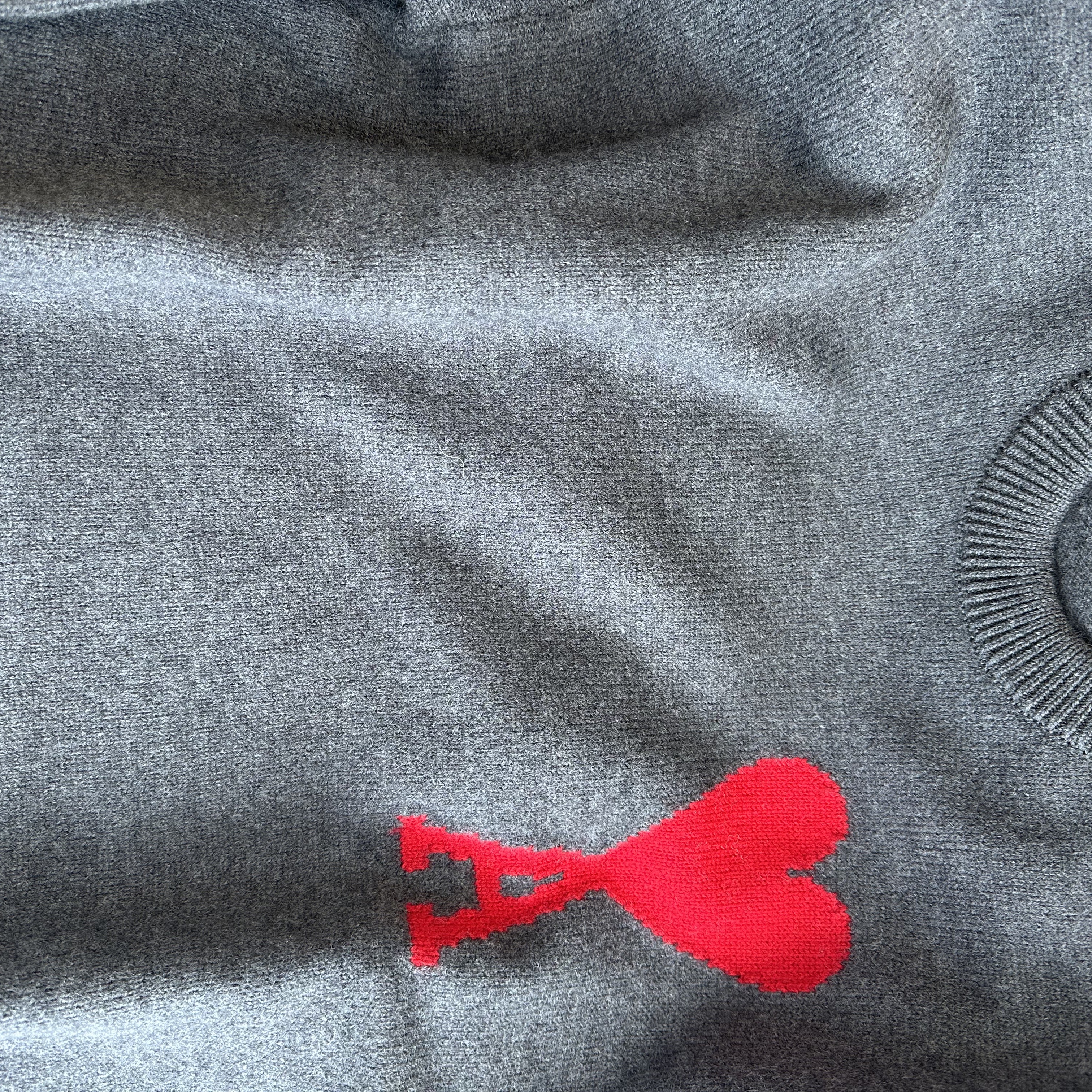 AMI de Coeur Oversize Intarsia Sweater Grey Red 착용 스타일 - 3