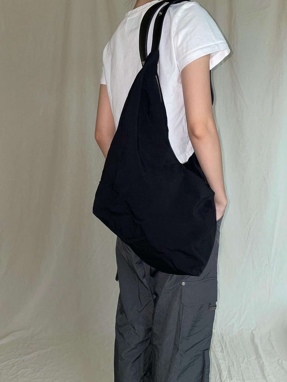 Kindersalmon Women Mia Oversized Bag Black 착용 스타일 - 1