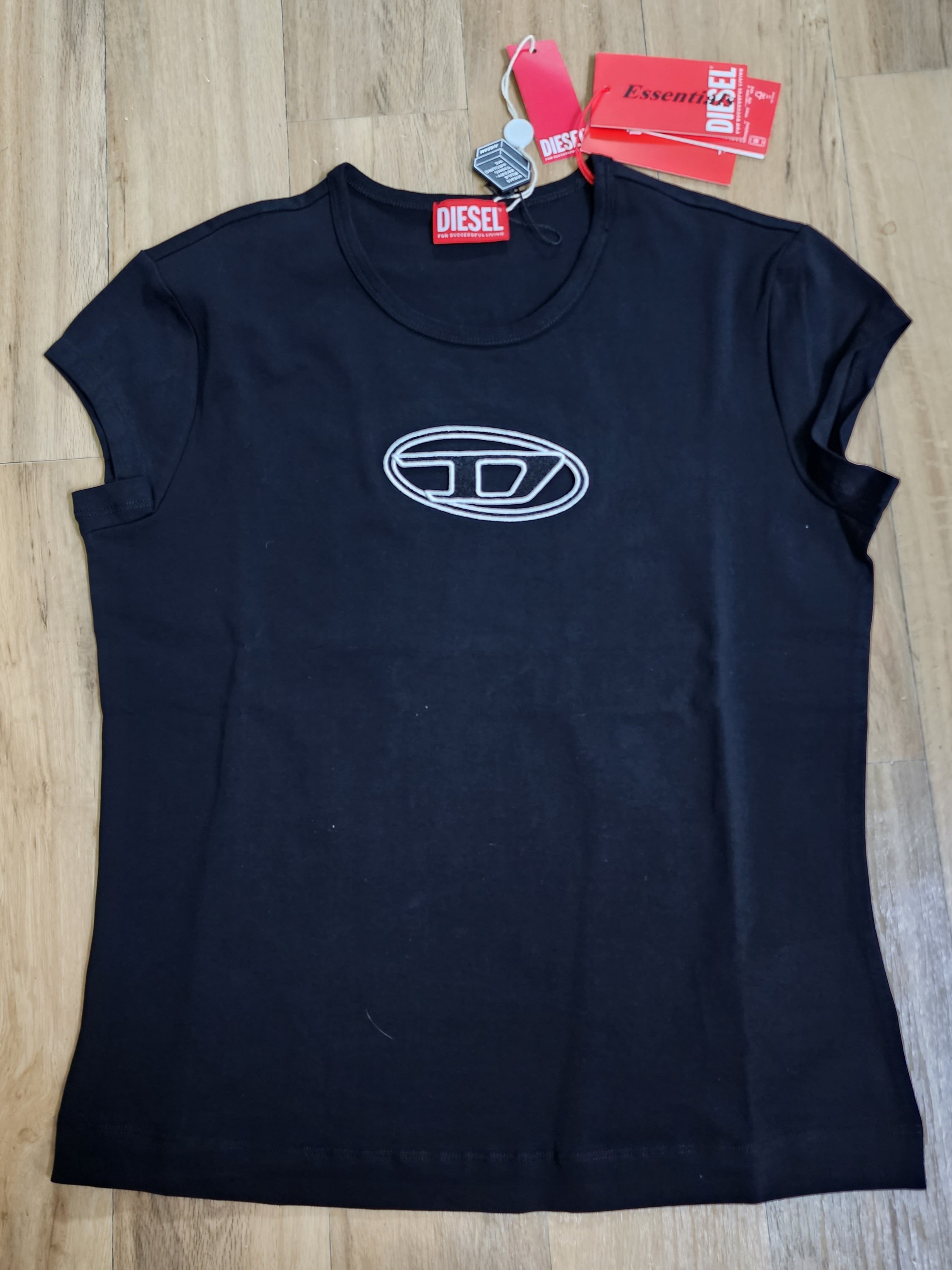(W) Diesel T-Angie Peekaboo Logo T-Shirt Black, (W) Diesel T-Angie Peekaboo Logo T-Shirt White 착용 스타일 - 1