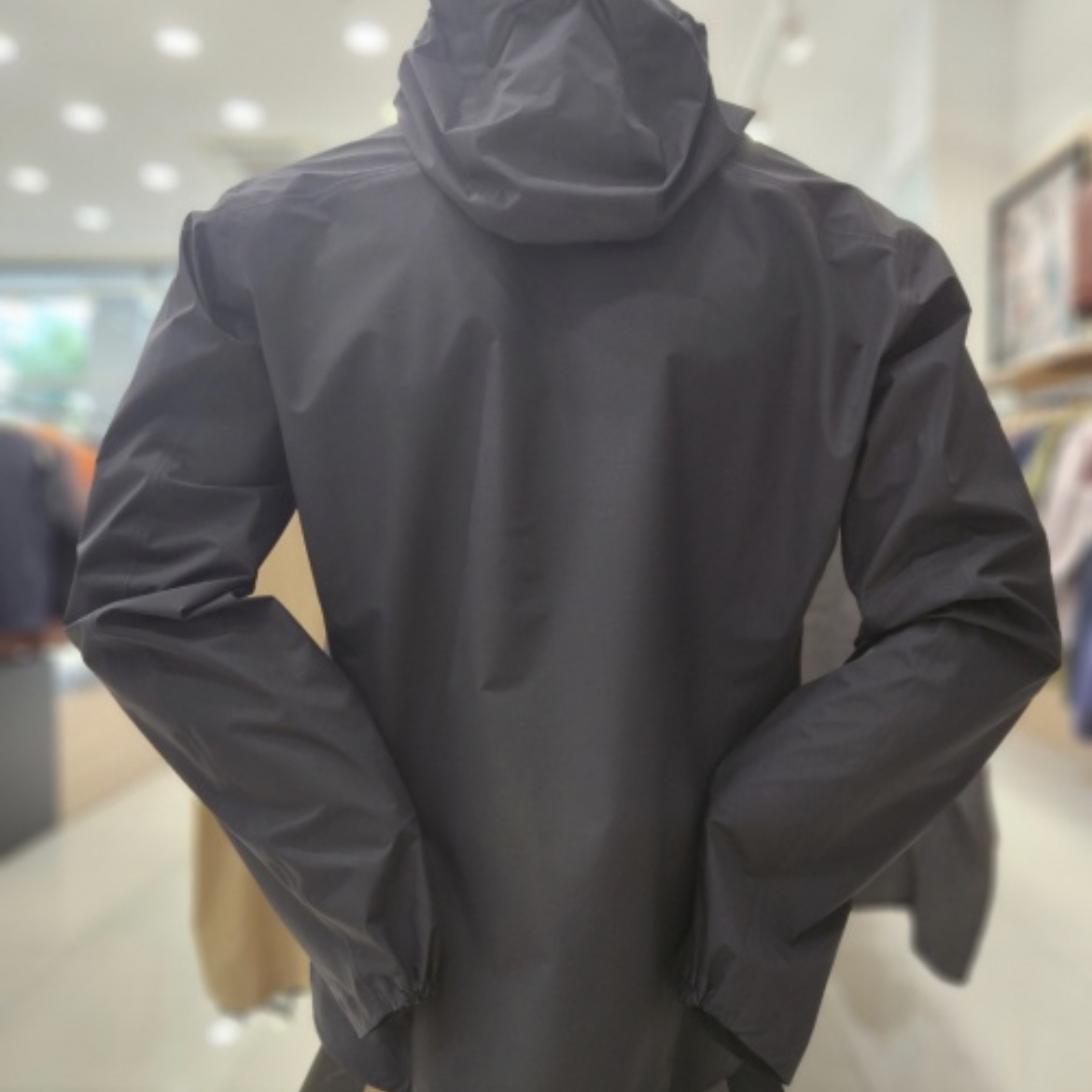 Arc'teryx Norvan LT Hoody Black 착용 스타일 - 3