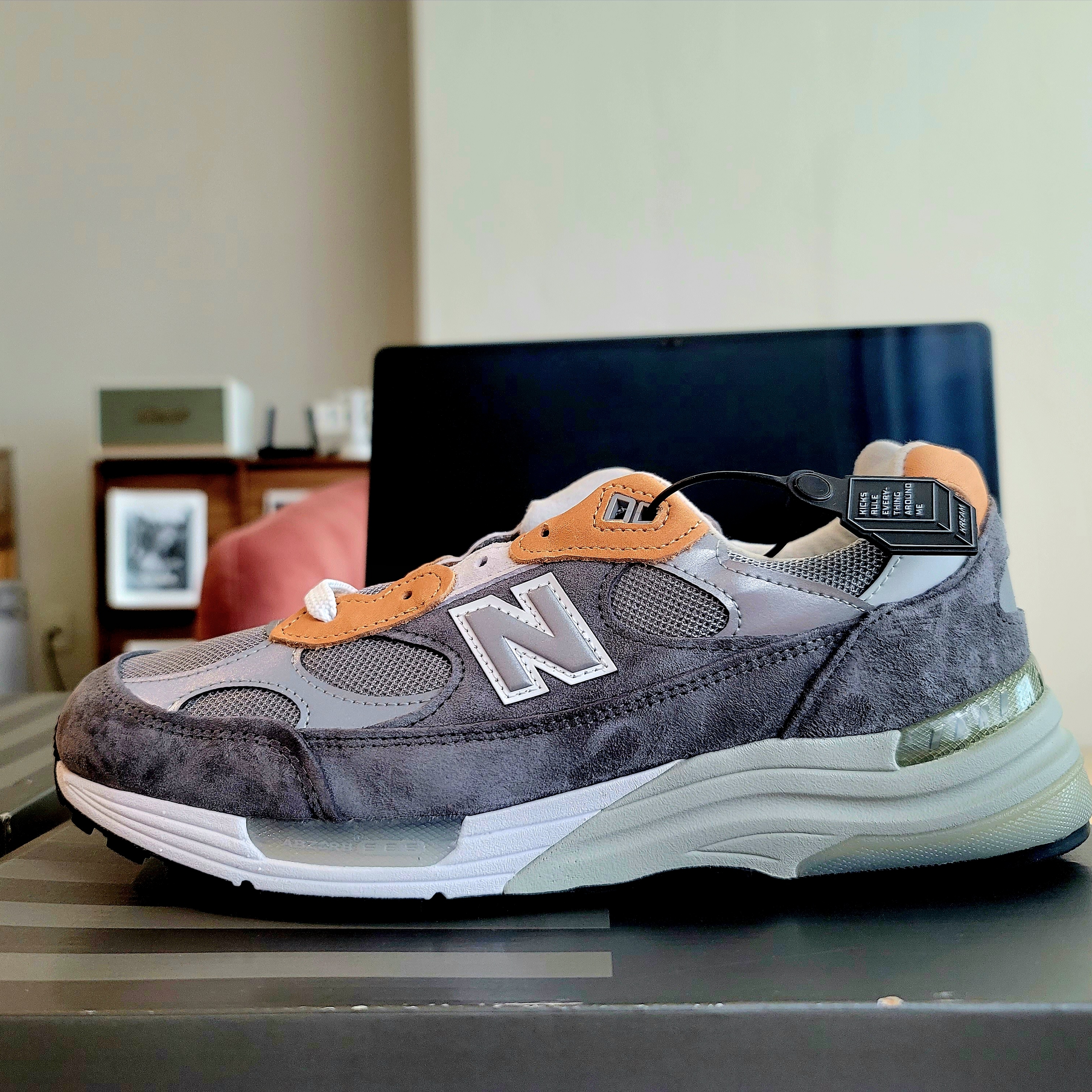 New Balance x Todd Snyder 992 Made in USA 10th Anniversary Grey Tan 착용 스타일