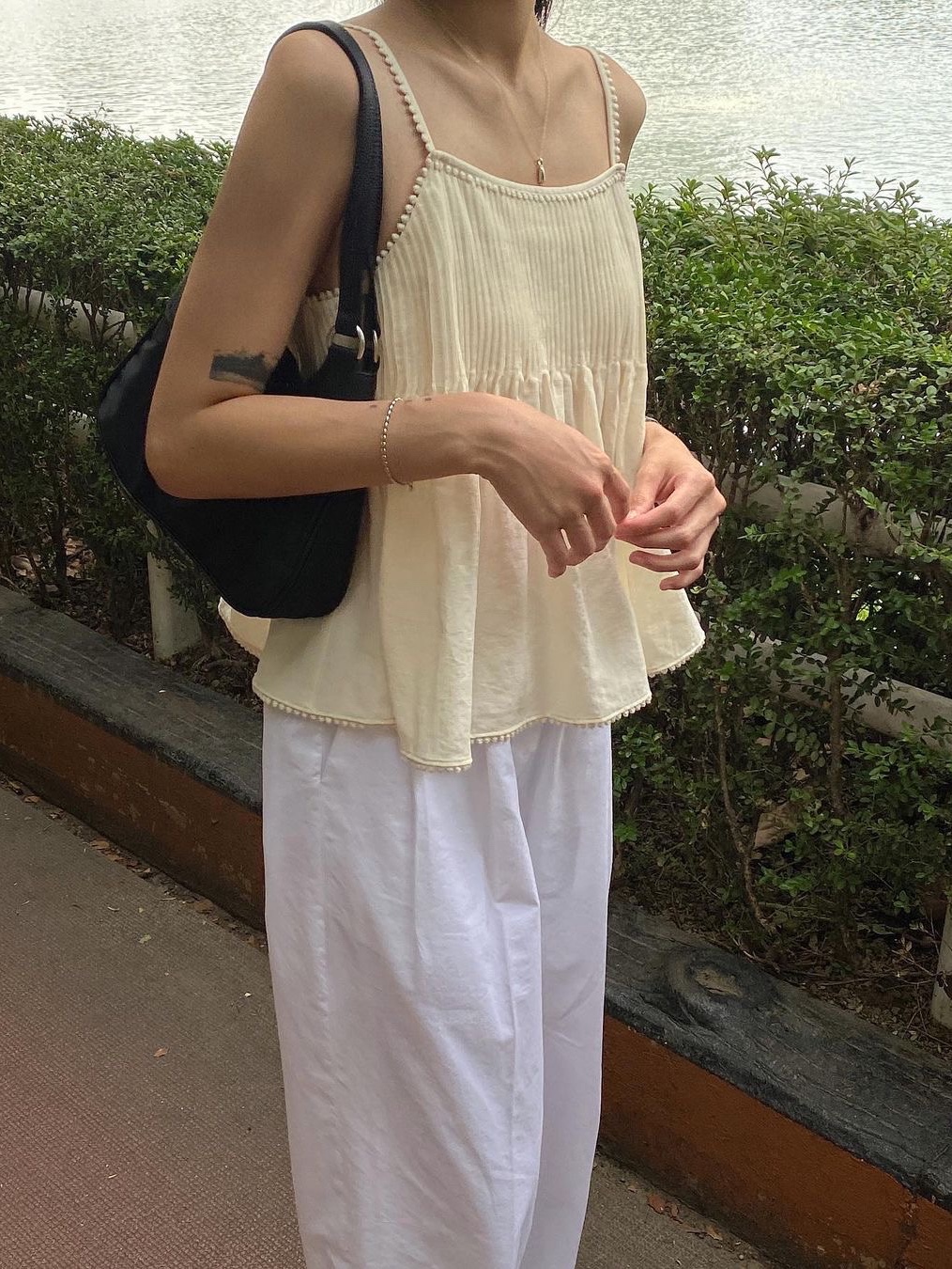 Kindersalmon Women Pintuck Lace Sleeveless Top Cream 착용 스타일 - 3