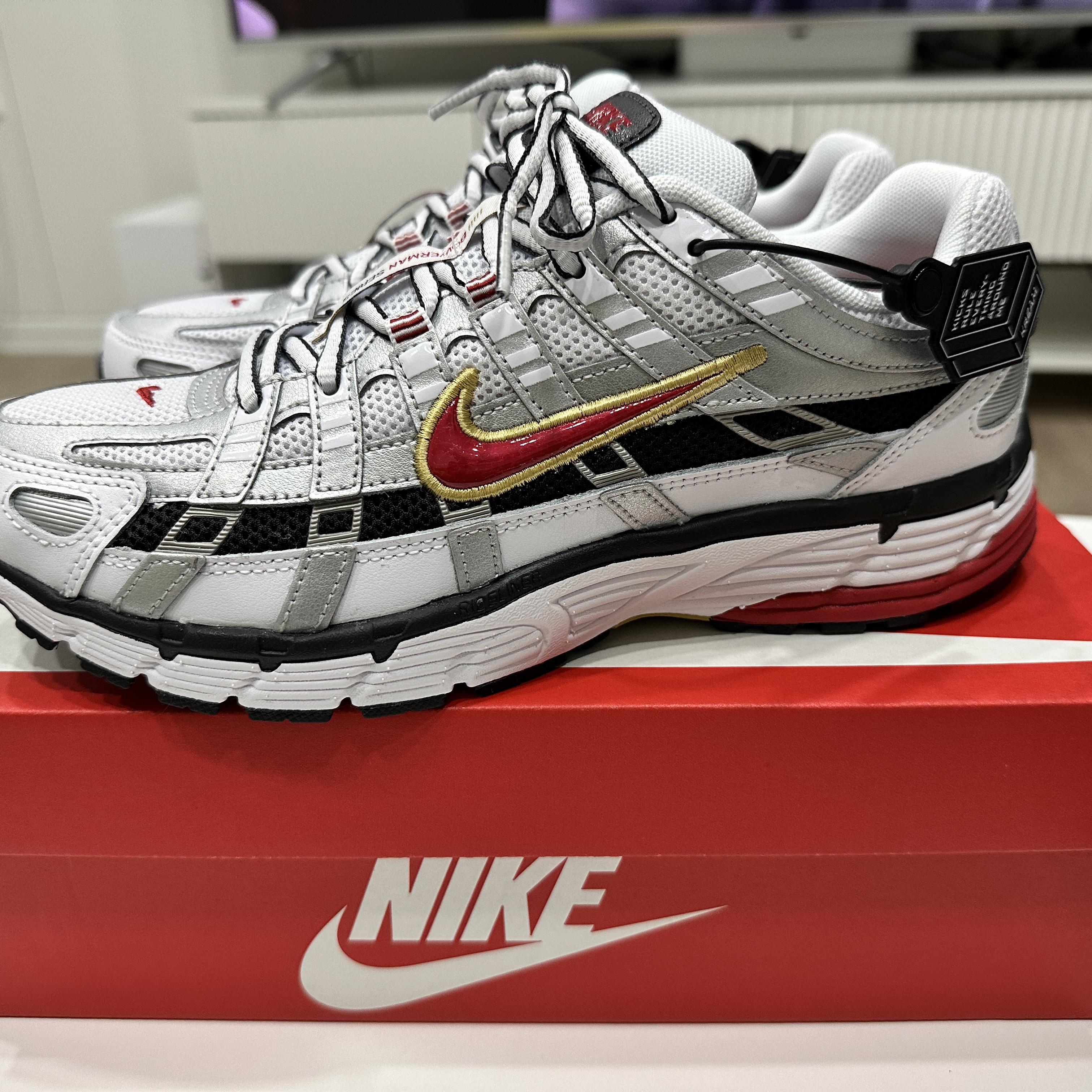 (W) Nike P-6000 Metallic Silver Red 착용 스타일