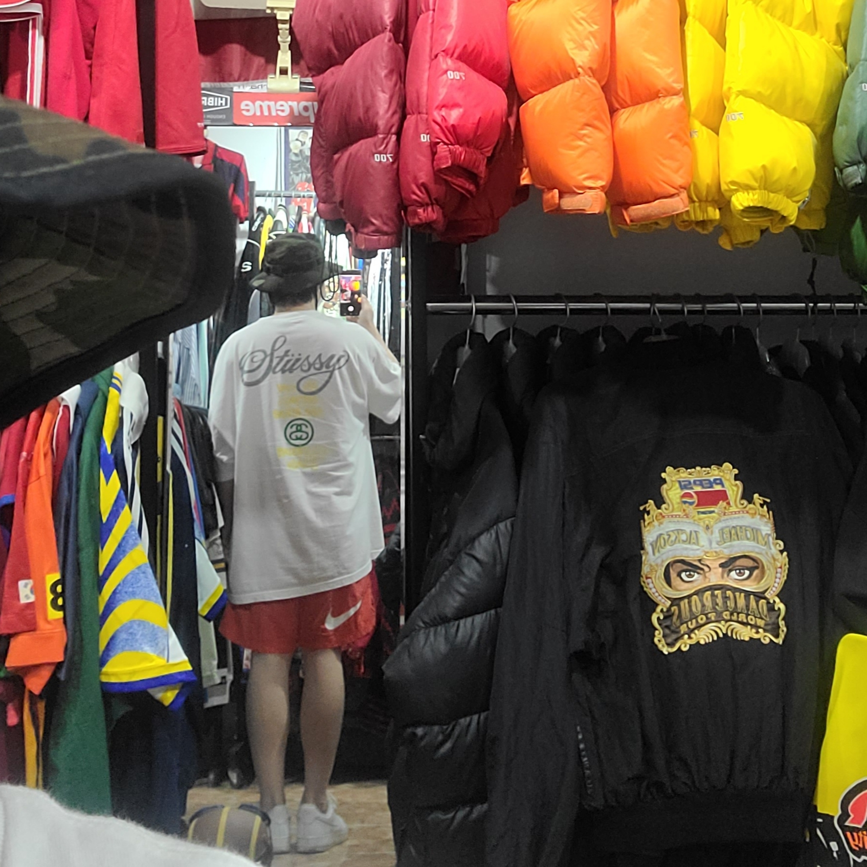 Nike x Stussy Water Shorts Habanero Red, Nike Air Force 1 '07 Low White 착용 스타일