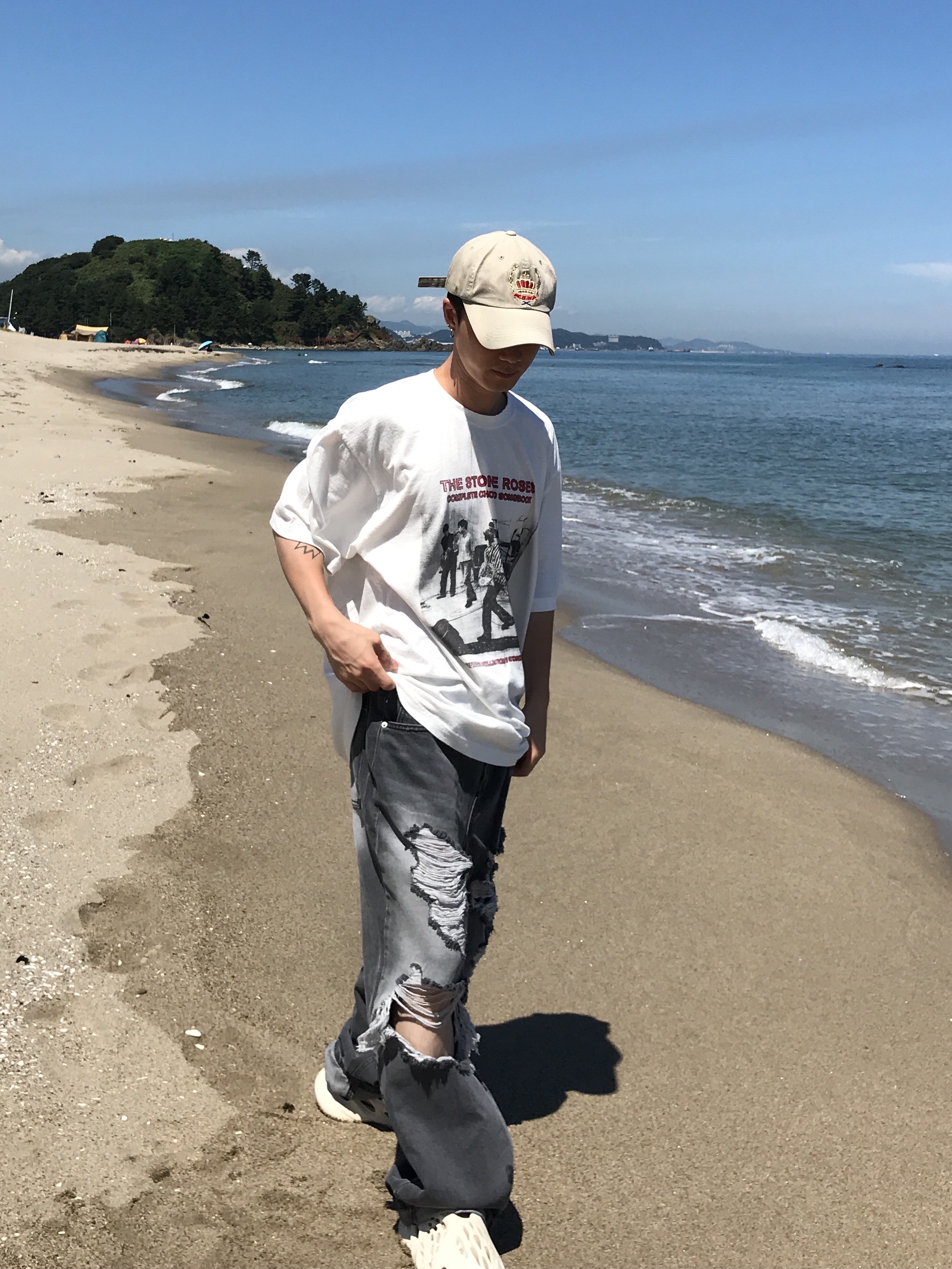 Adidas Yeezy Foam RNNR Sand 착용 스타일