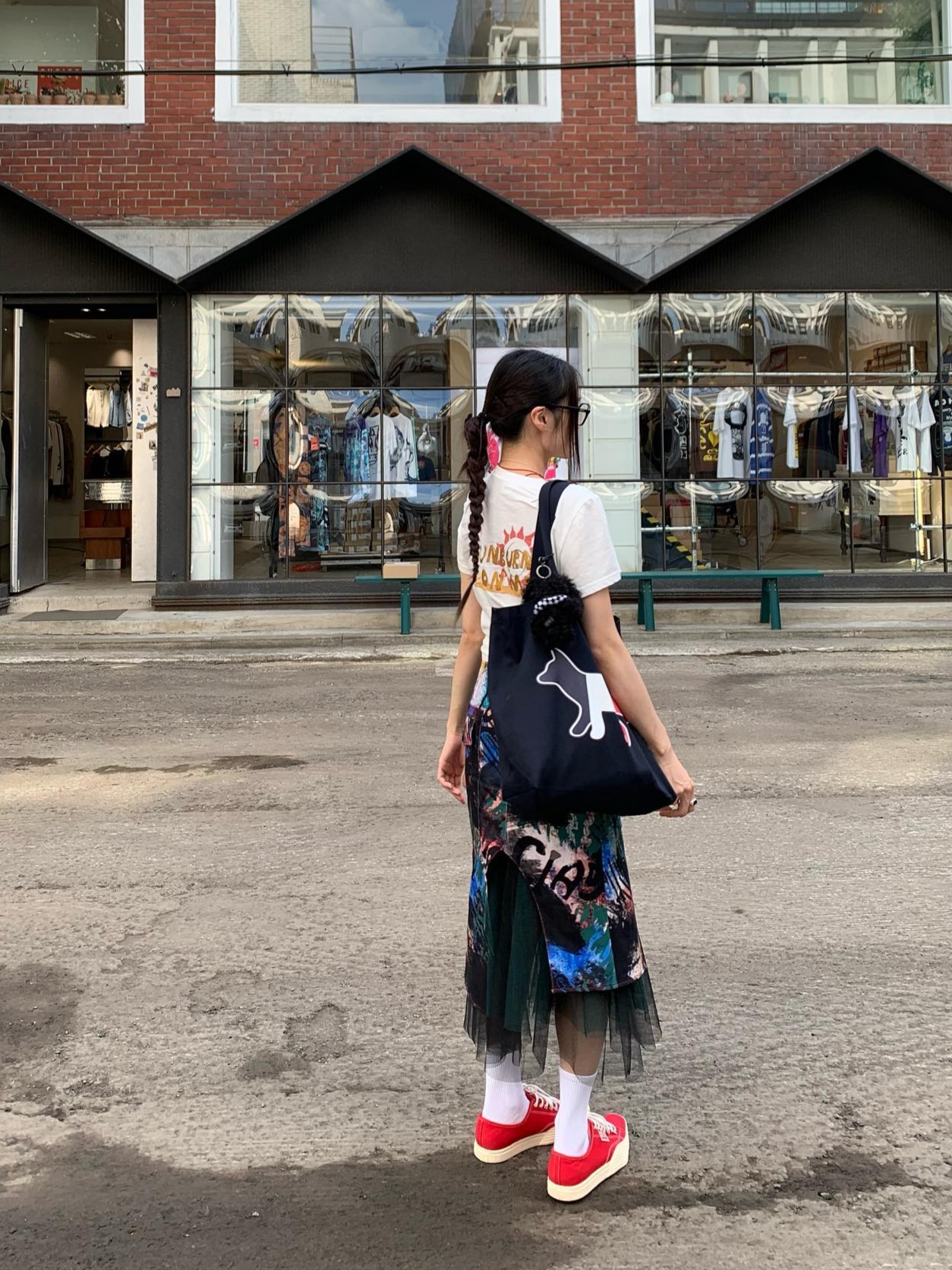 Maison Kitsune Tricolor Fox Tote Bag Navy 착용 스타일