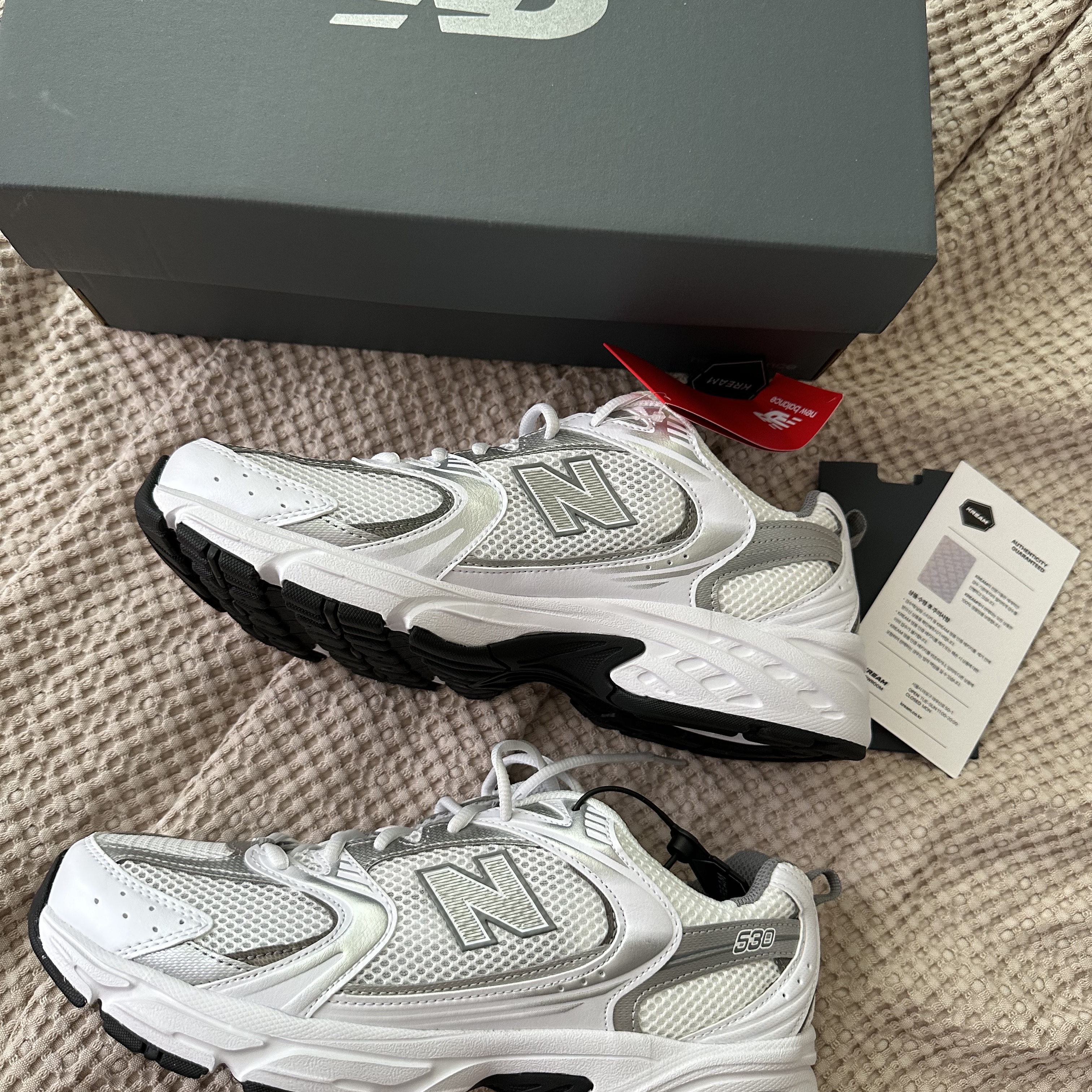 New Balance 530 White Silver 착용 스타일 - 3