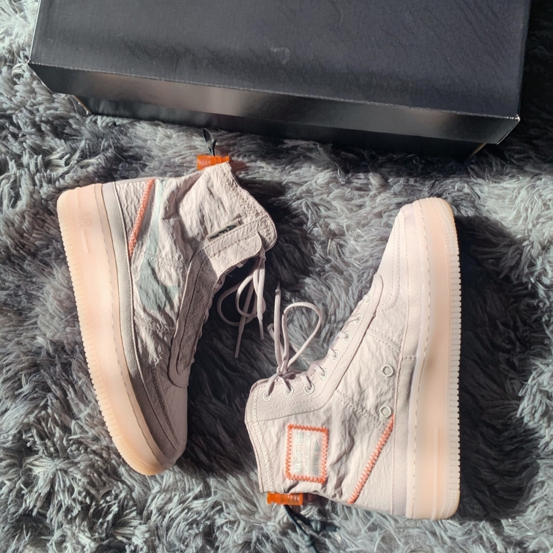 (W) Nike Air Force 1 High Shell Platinum Violet 착용 스타일 - 1
