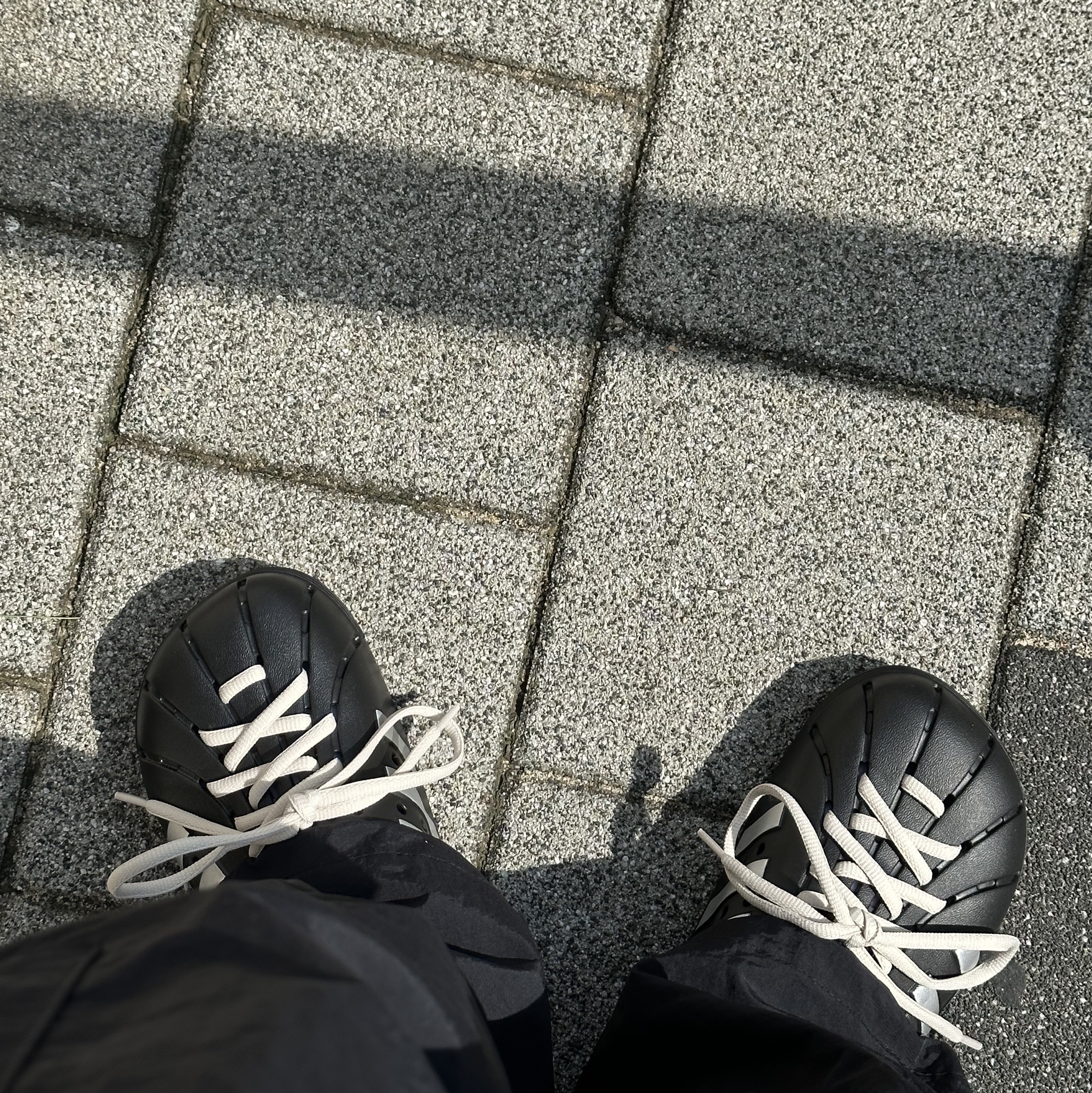 Adidas Adilette Clogs Core Black Silver Metallic 착용 스타일