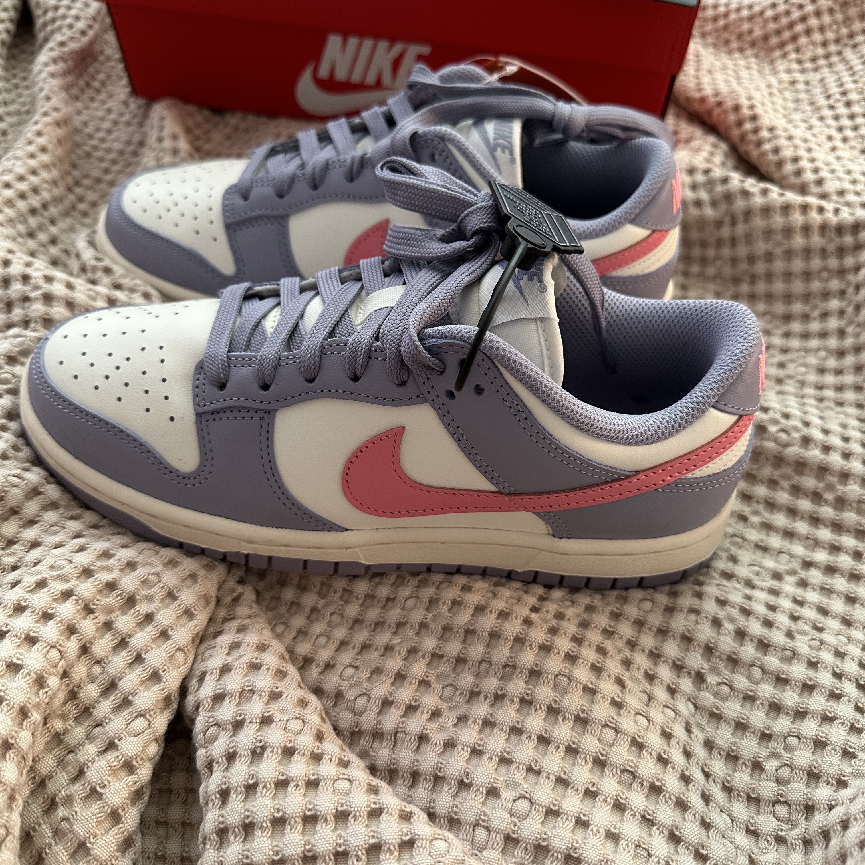 (W) Nike Dunk Low Indigo Haze Coral Chalk 착용 스타일 - 2