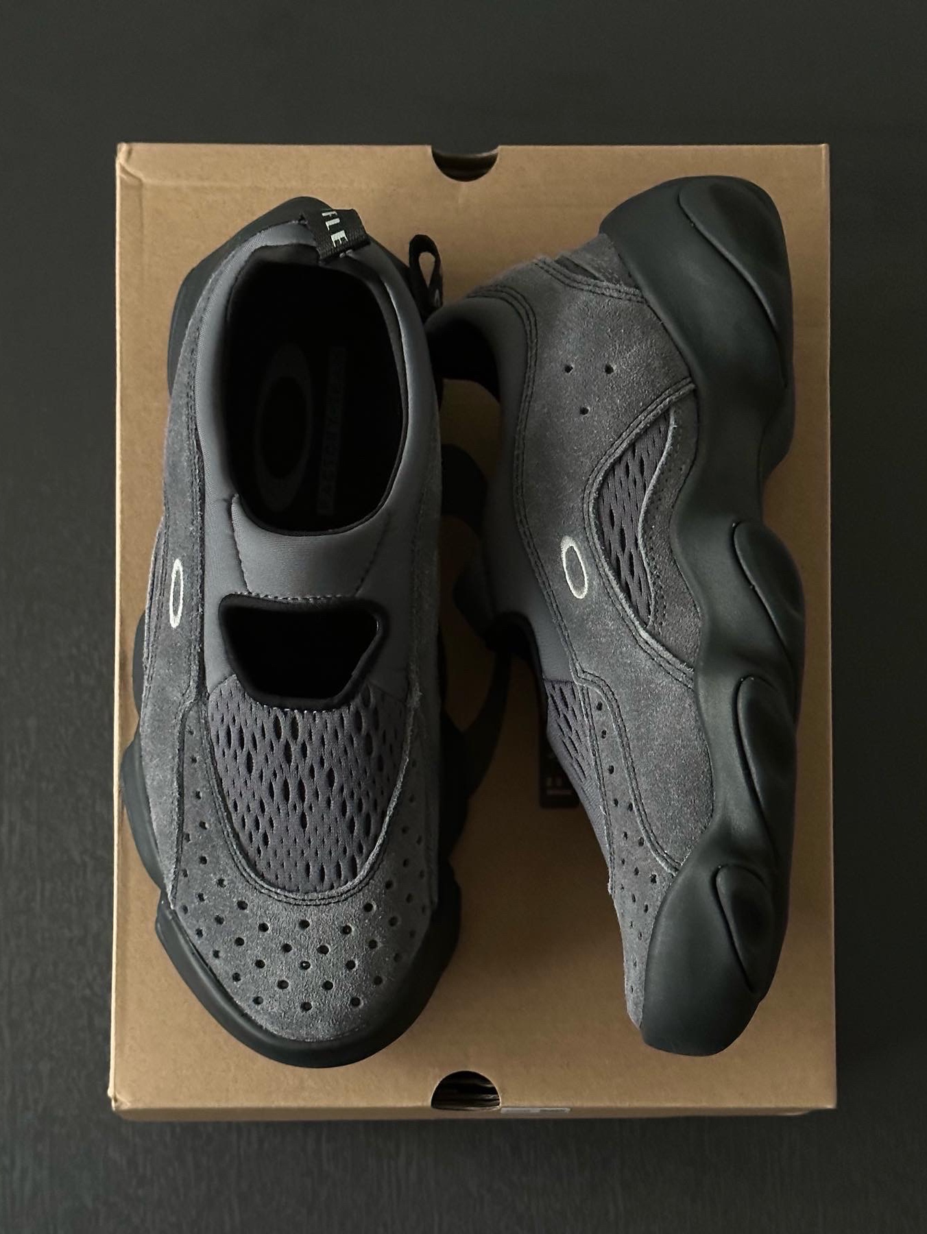 Oakley Factory Team x Brain Dead Flesh Sandal Asphalt 착용 스타일 - 2