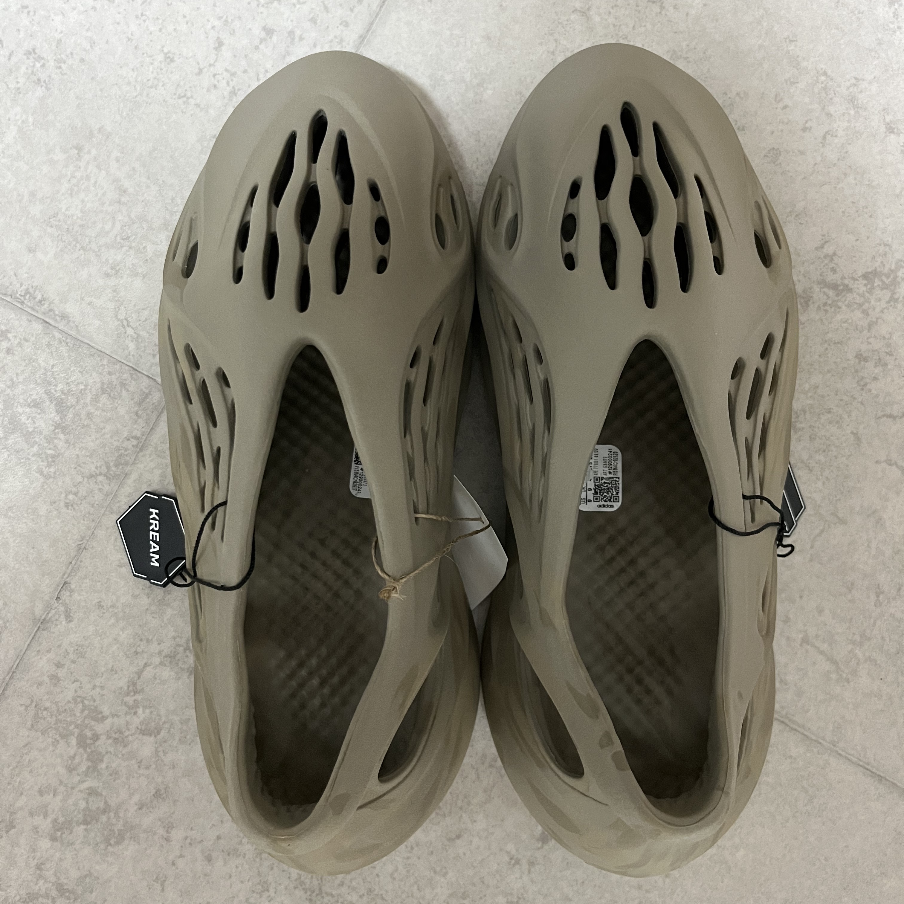 Adidas Yeezy Foam RNNR Stone Sage 착용 스타일
