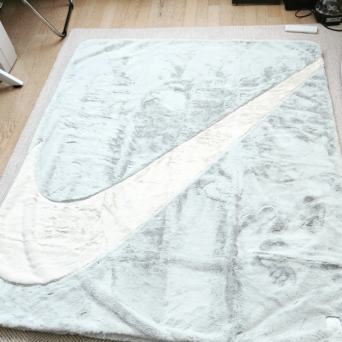 Nike NSW Faux Fur Blanket Photon Dust Cashmere 착용 스타일 - 2