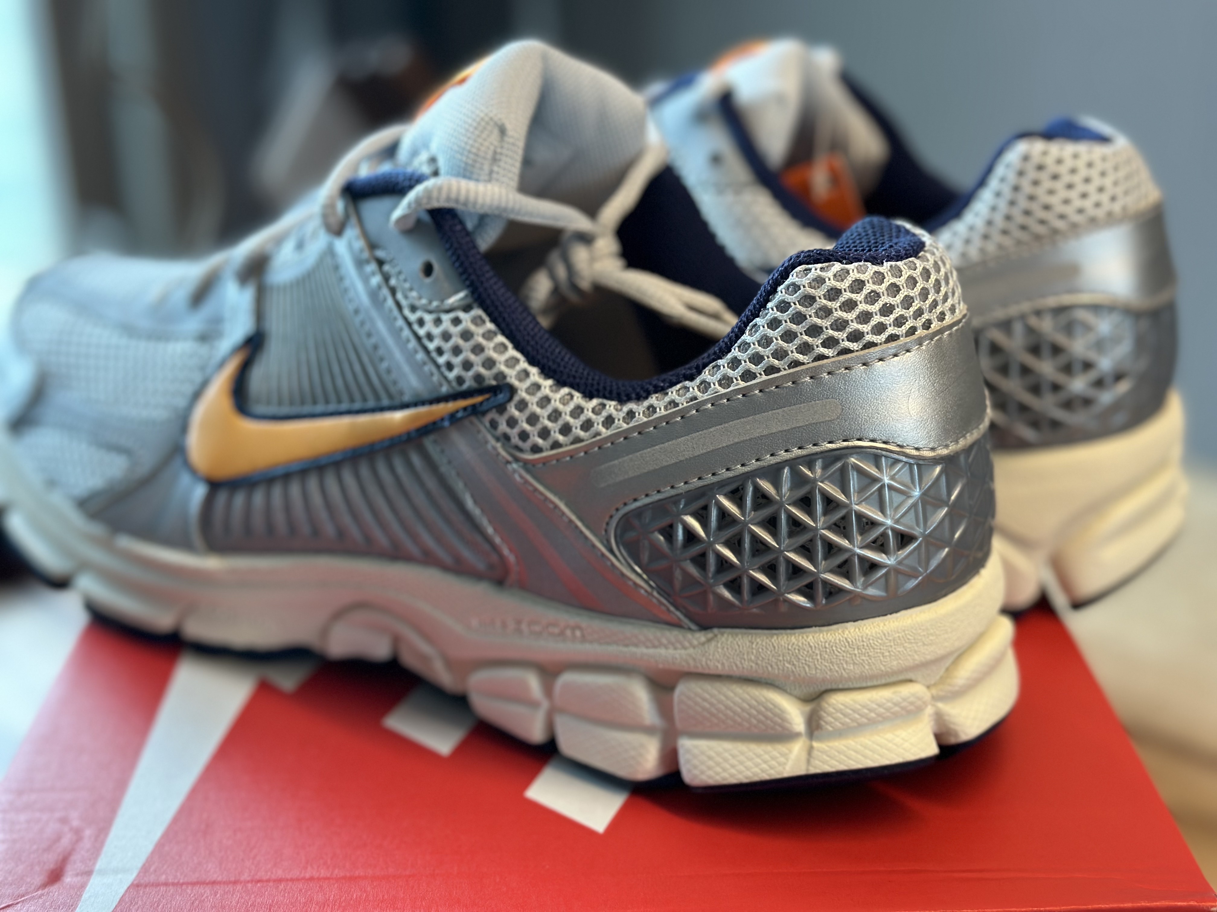 Nike Zoom Vomero 5 Pure Platinum and Laser Orange 착용 스타일 - 4