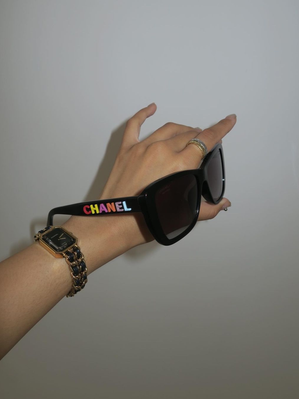 Chanel Premiere Edition Originale Black Lacquered Yellow Gold Black Leather 착용 스타일