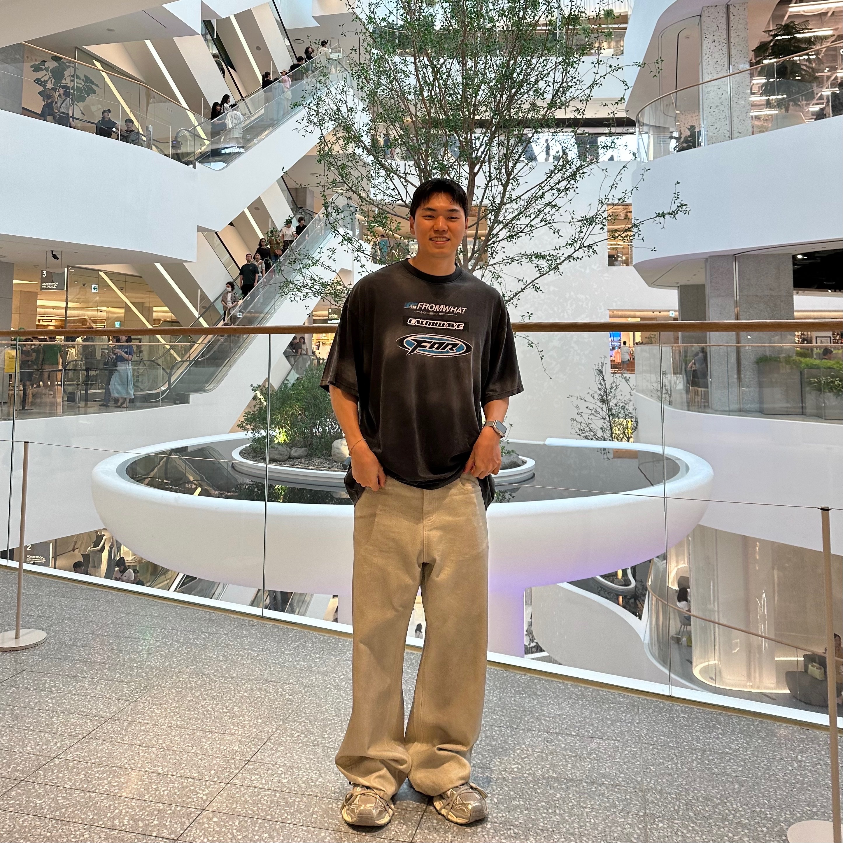 Farfromwhat Far Washed Logo T-Shirt Black 착용 스타일 - 1