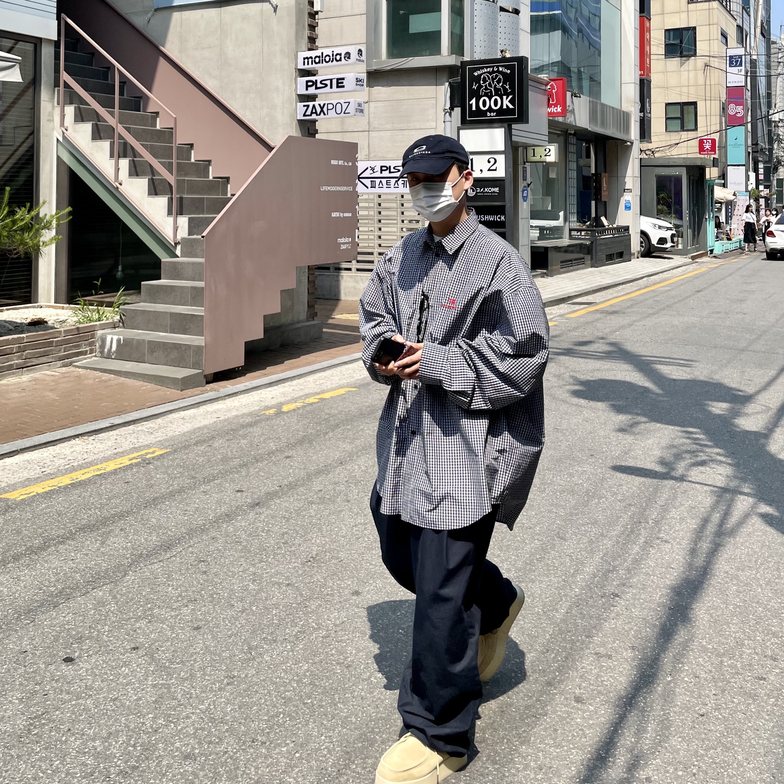 Balenciaga Micro Check Mix Poplin Sporty B Cosy Shirt Black White, Balenciaga Unity Snowboard Cap Navy Blue 착용 스타일