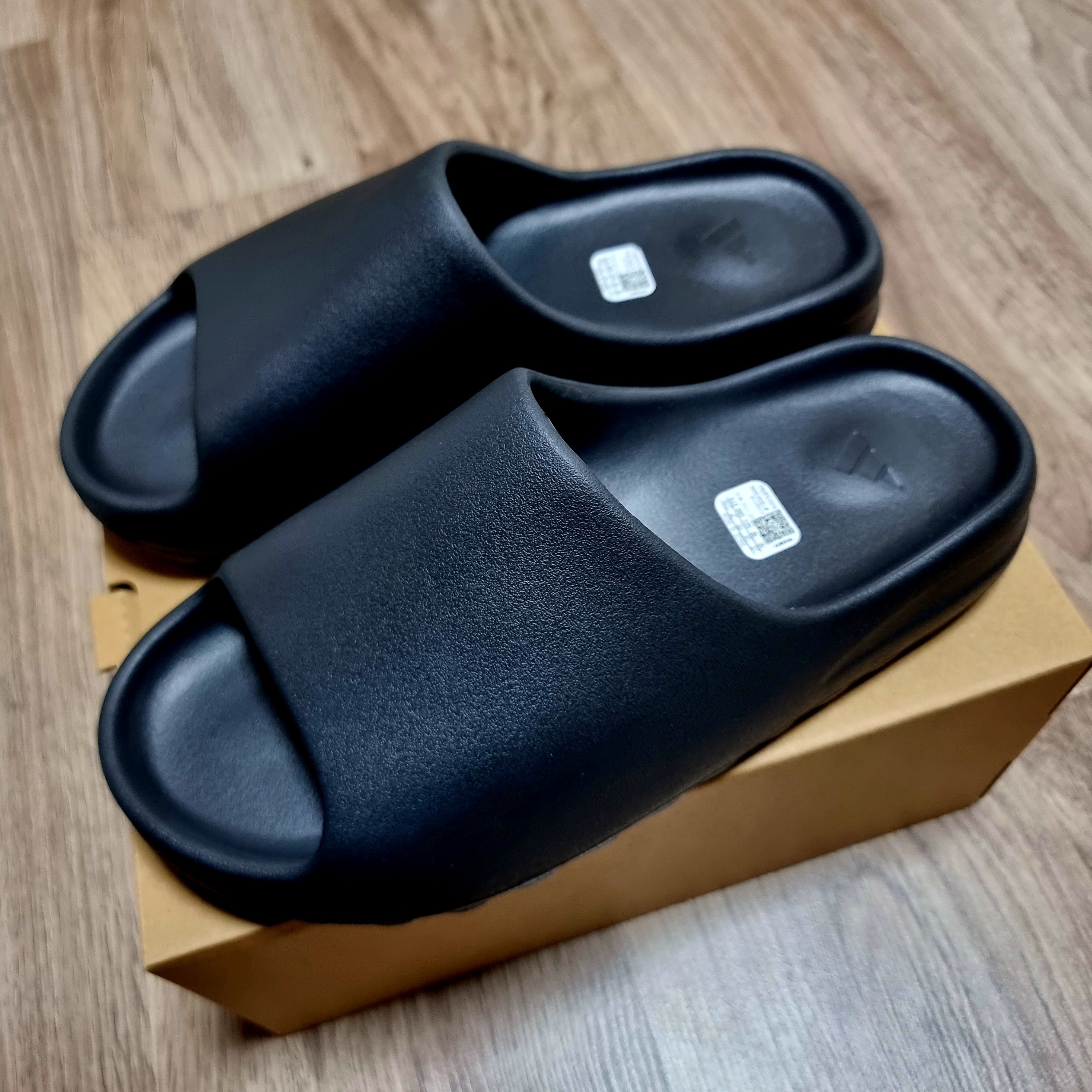 Adidas Yeezy Slide Onyx 착용 스타일