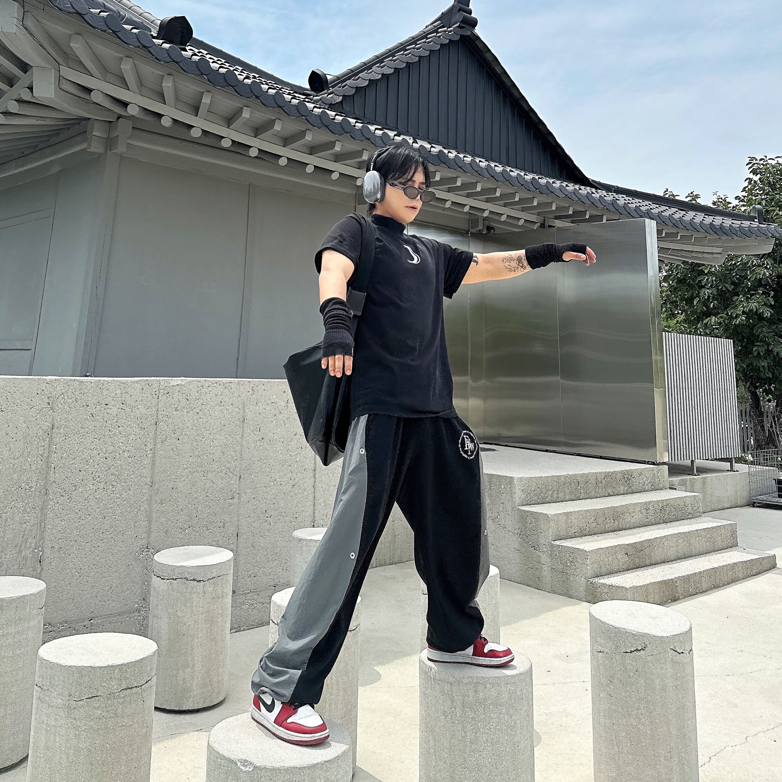 Jordan 1 Mid Chicago 2020, Apple AirPods Max Lightning Space Gray (Korean Ver.) 착용 스타일 - 2