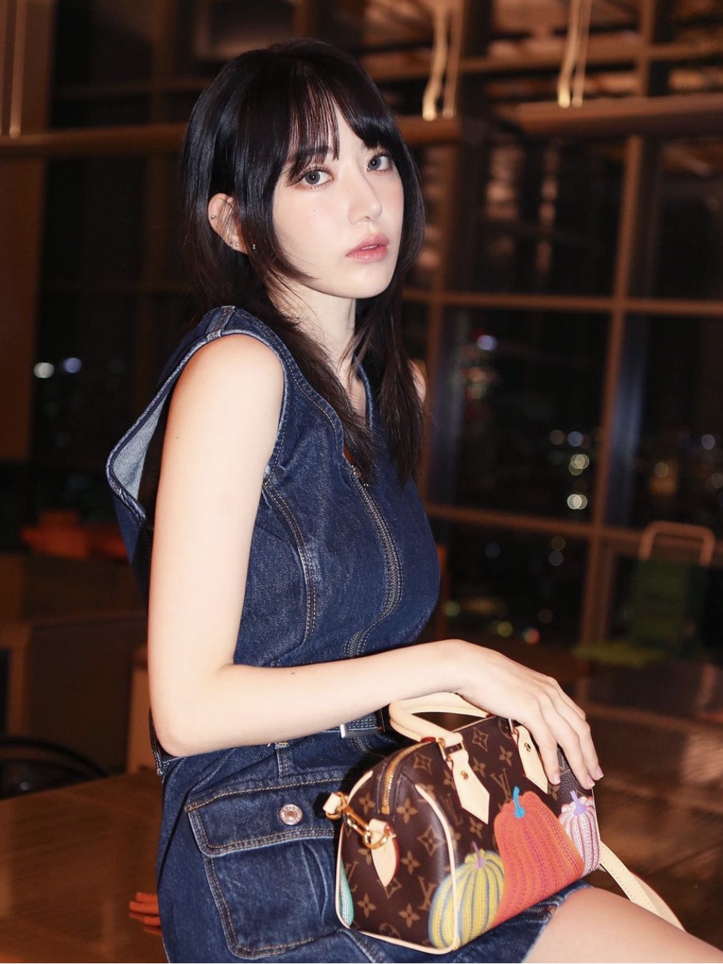 Louis Vuitton x YK Speedy Bandouliere 20 Monogram 착용 스타일 - 1