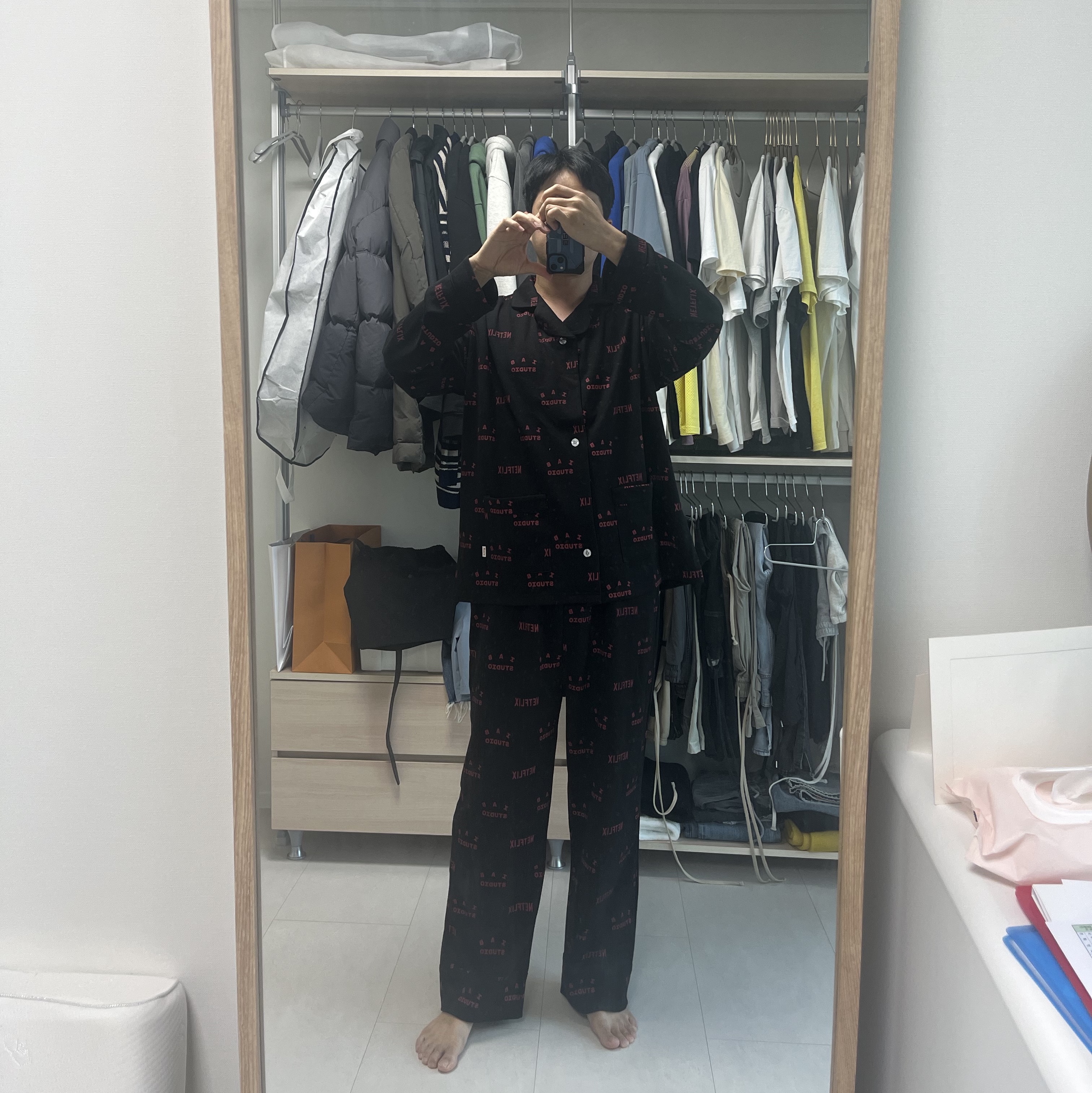 IAB Studio x Netflix Pajama Cushion Cover Set Black 착용 스타일 - 1