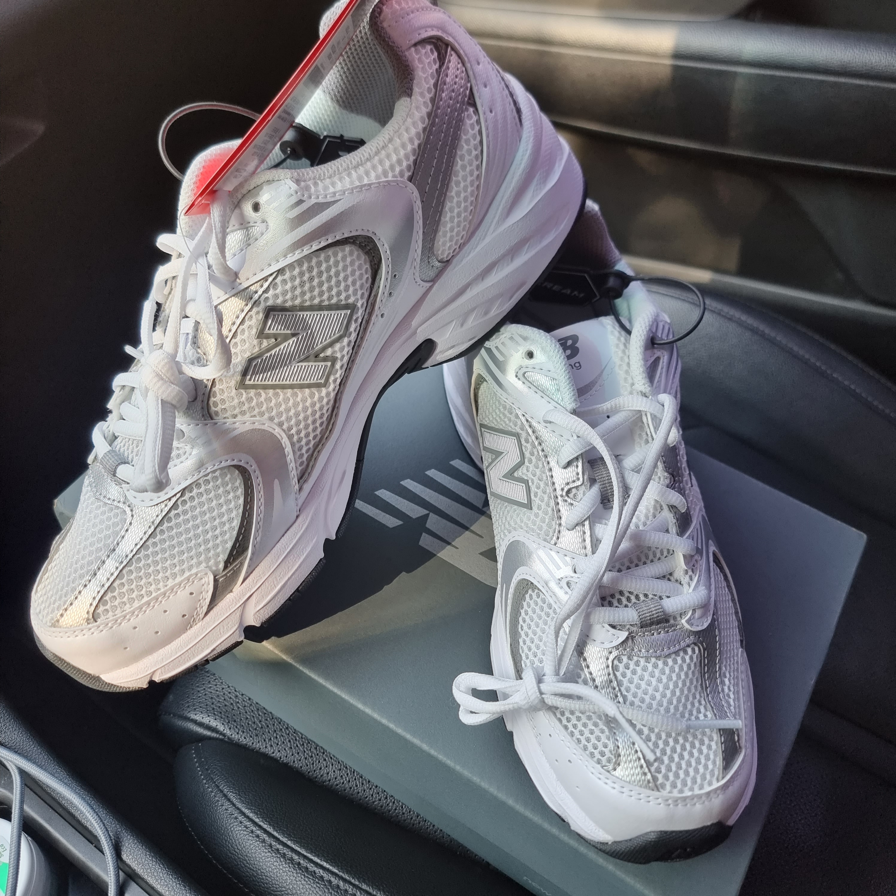 New Balance 530 White Silver 착용 스타일 - 1