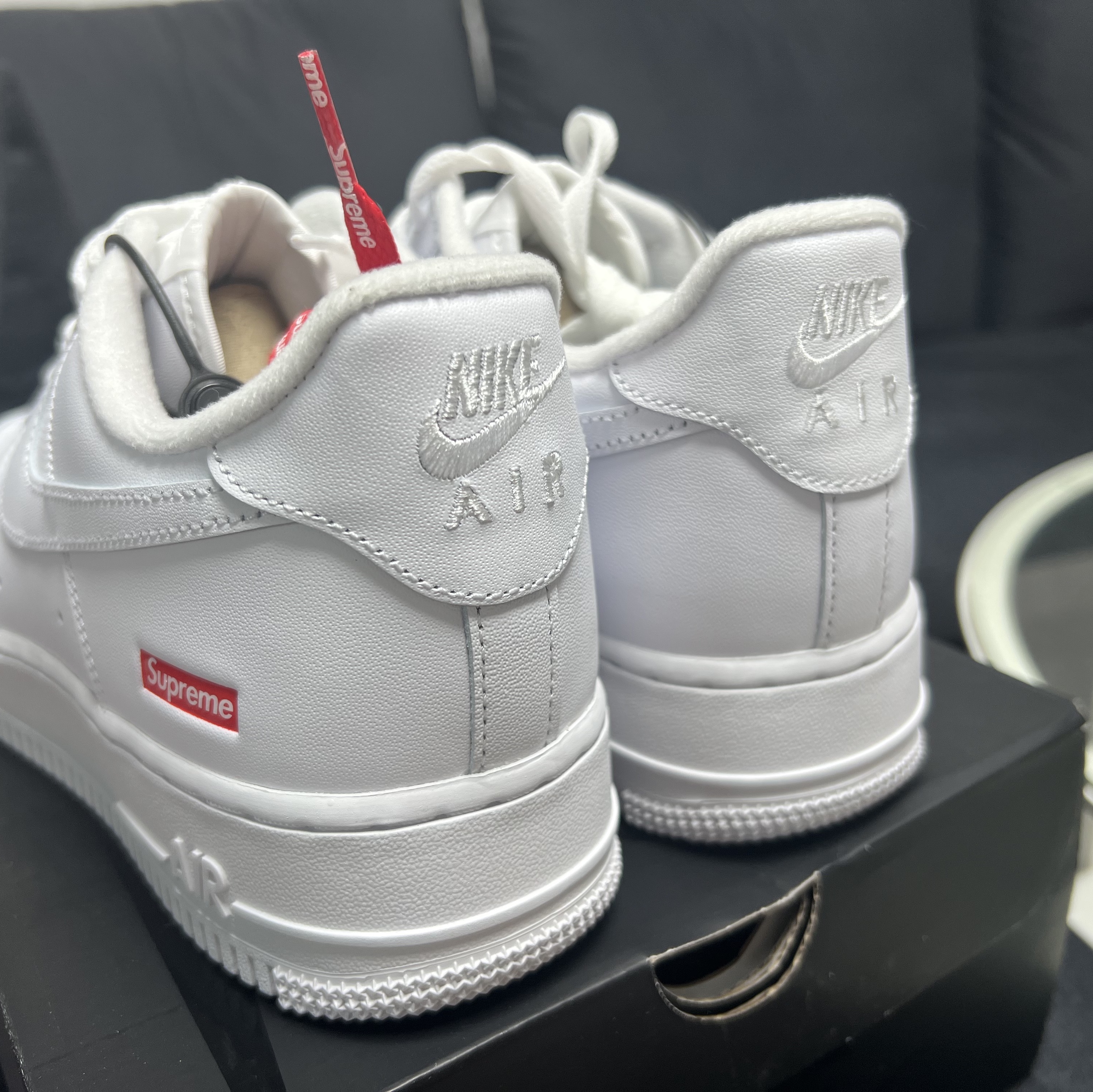 Nike x Supreme Air Force 1 Low White 착용 스타일 - 3