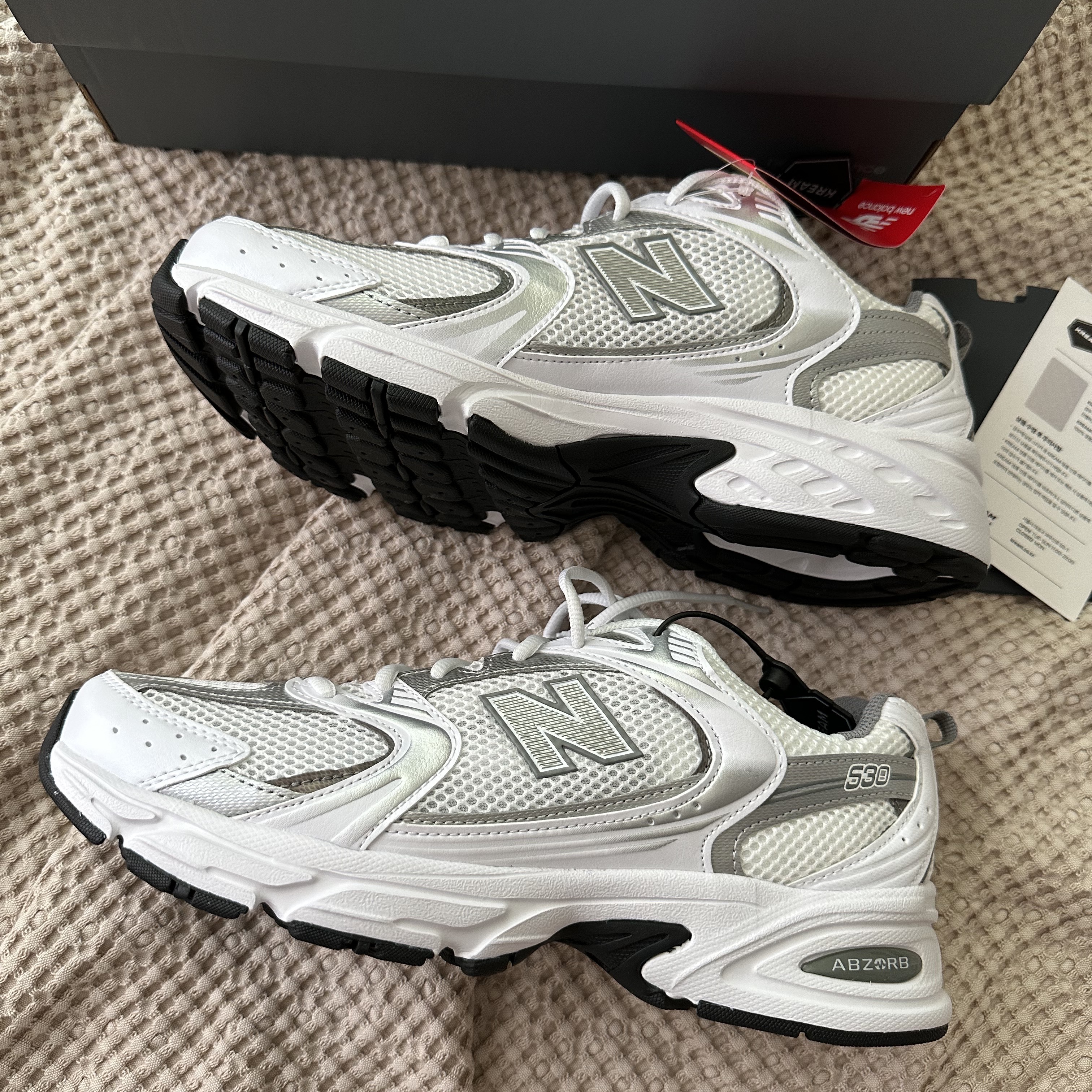 New Balance 530 White Silver 착용 스타일 - 4
