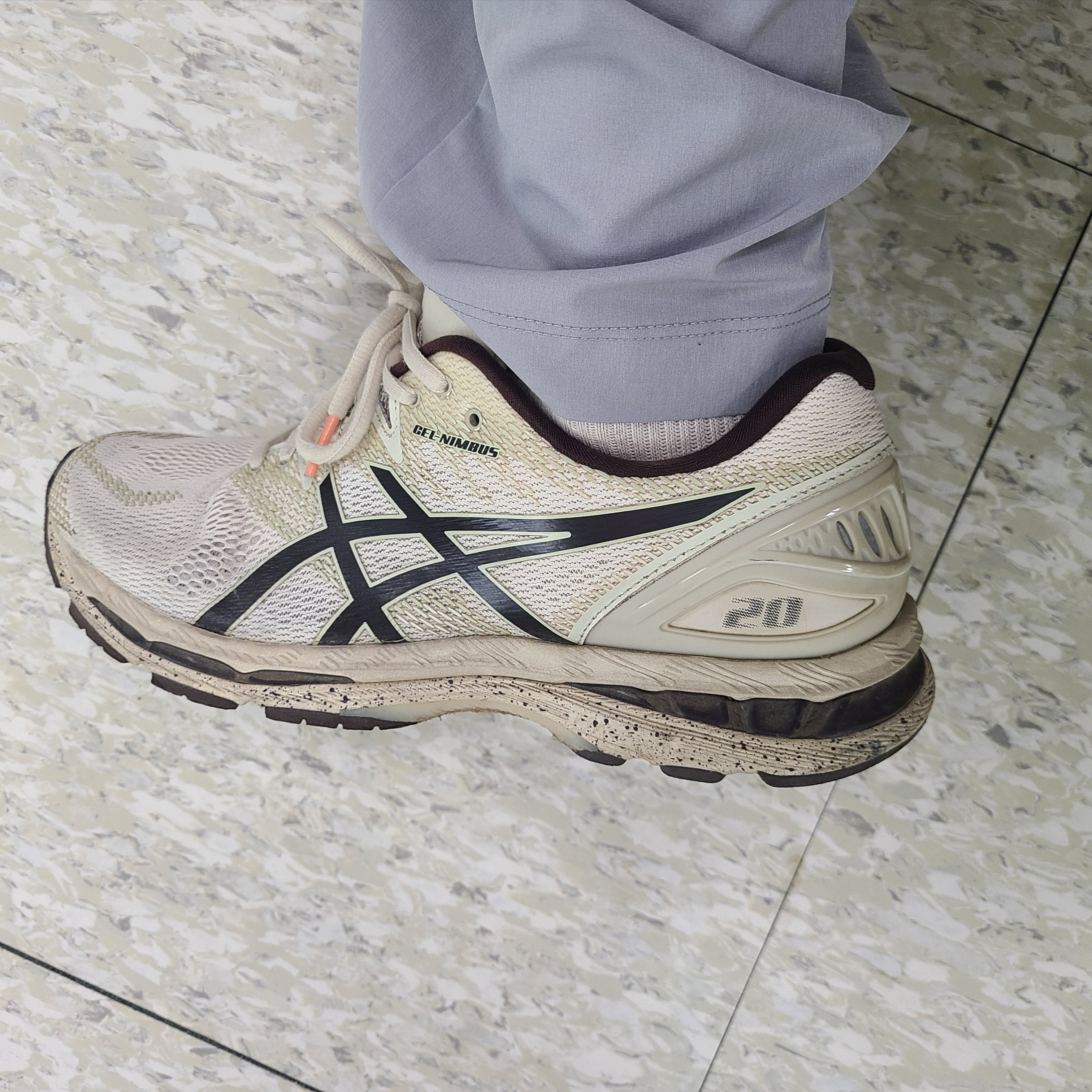 Asics Gel-Nimbus 20 SP Birch Coffee 착용 스타일 - 1